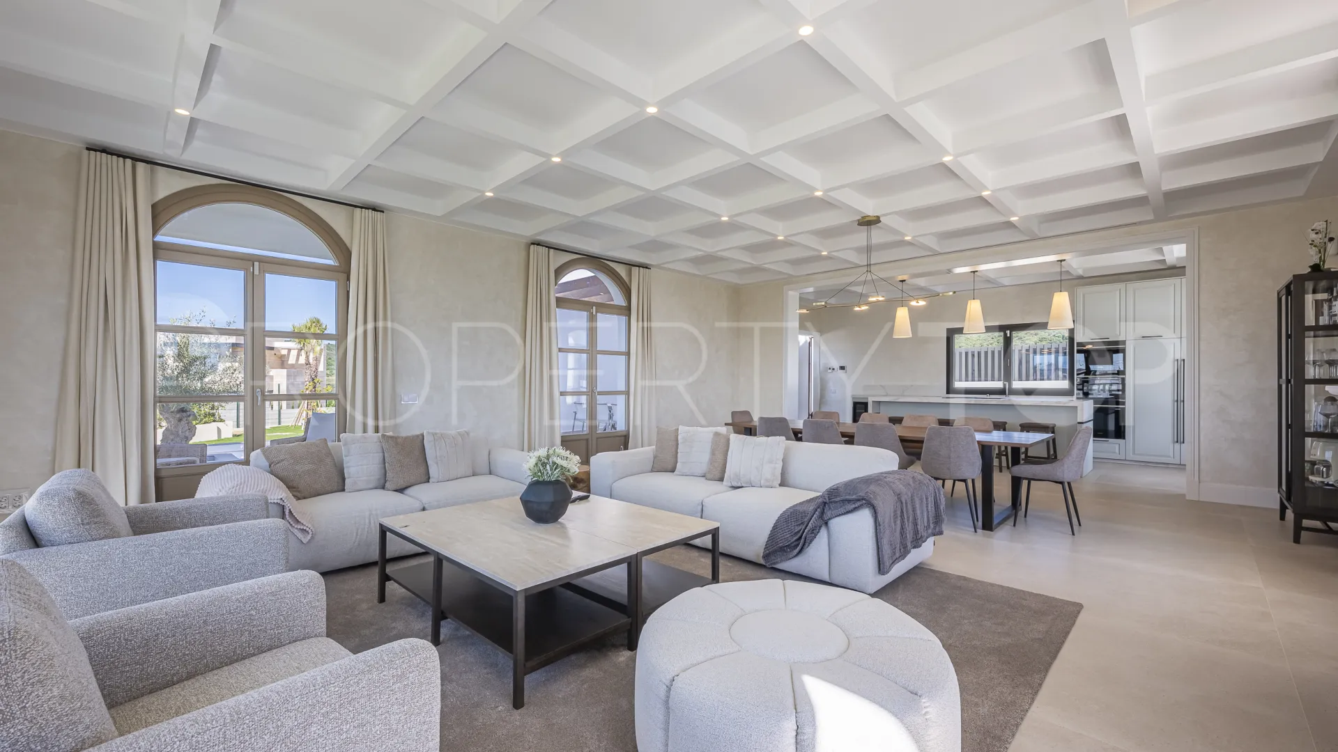 Buy 4 bedrooms villa in Estepona
