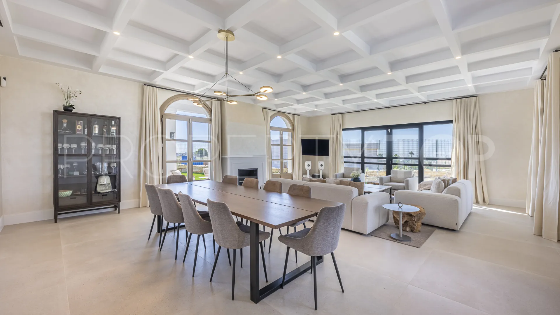 Buy 4 bedrooms villa in Estepona