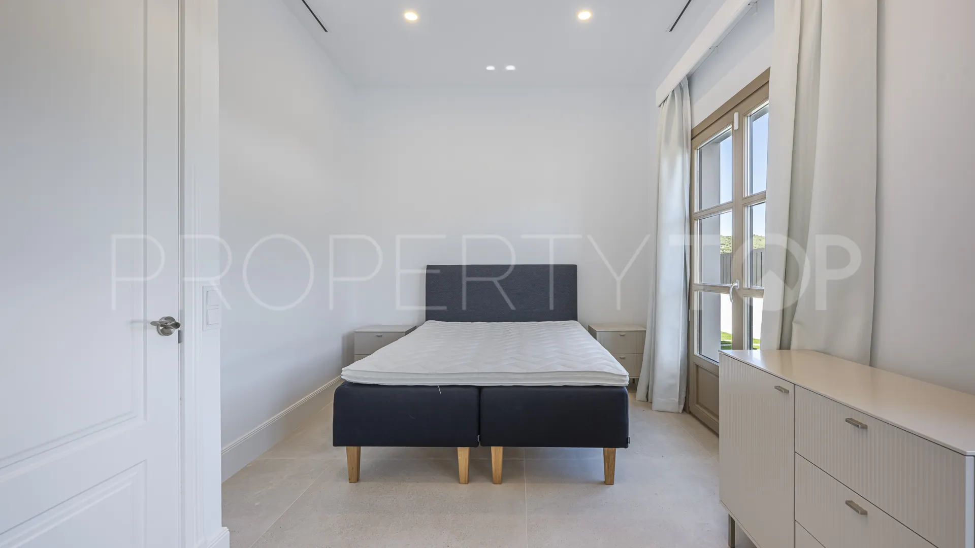 Buy 4 bedrooms villa in Estepona