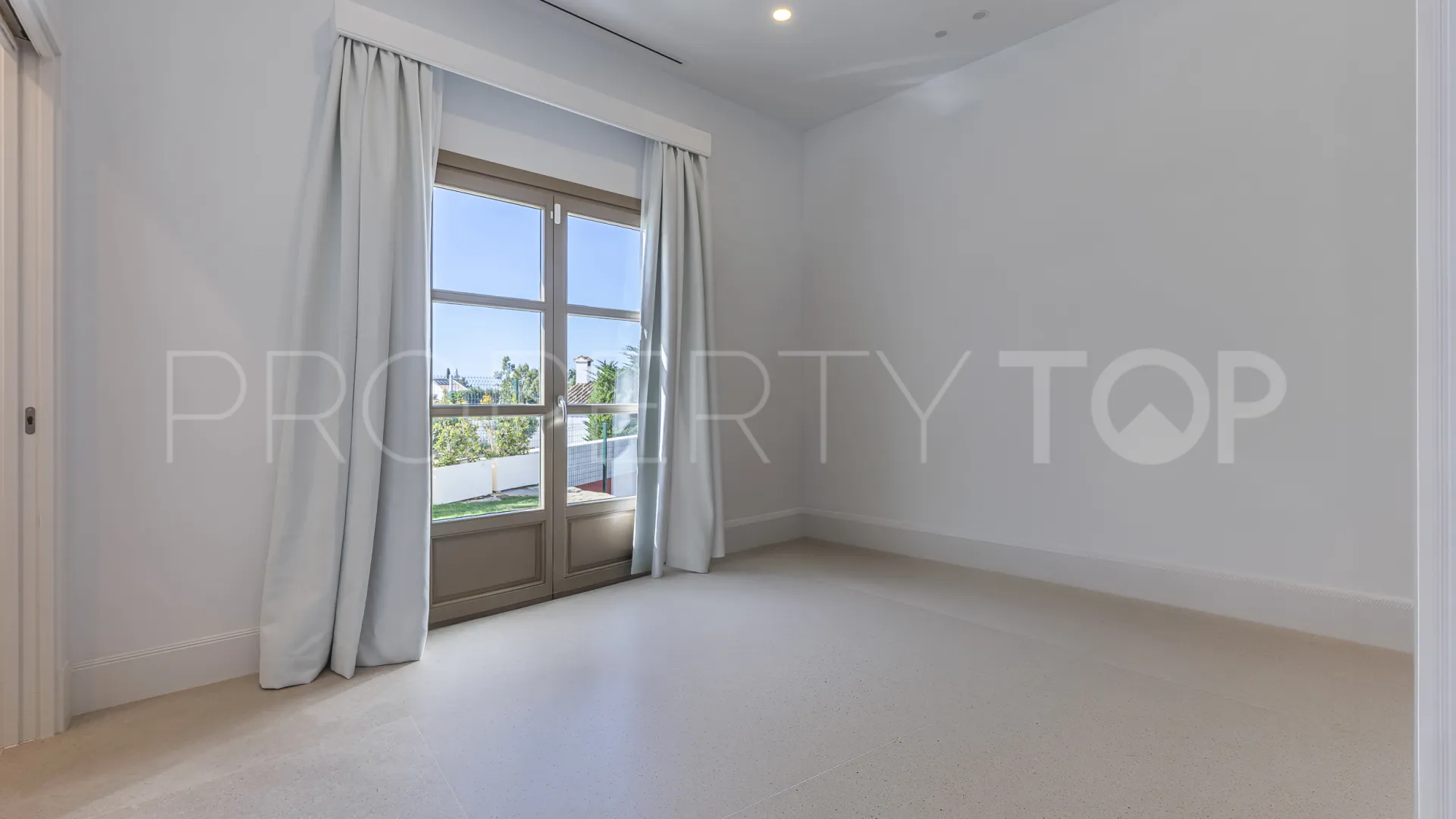 Buy 4 bedrooms villa in Estepona