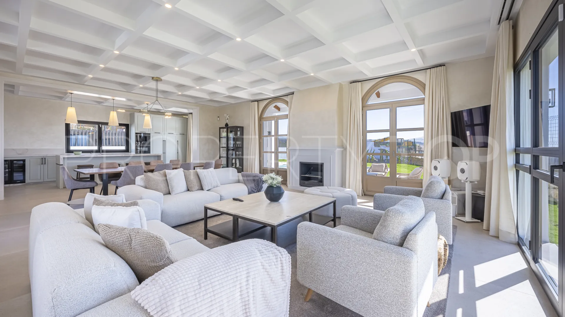 Buy 4 bedrooms villa in Estepona