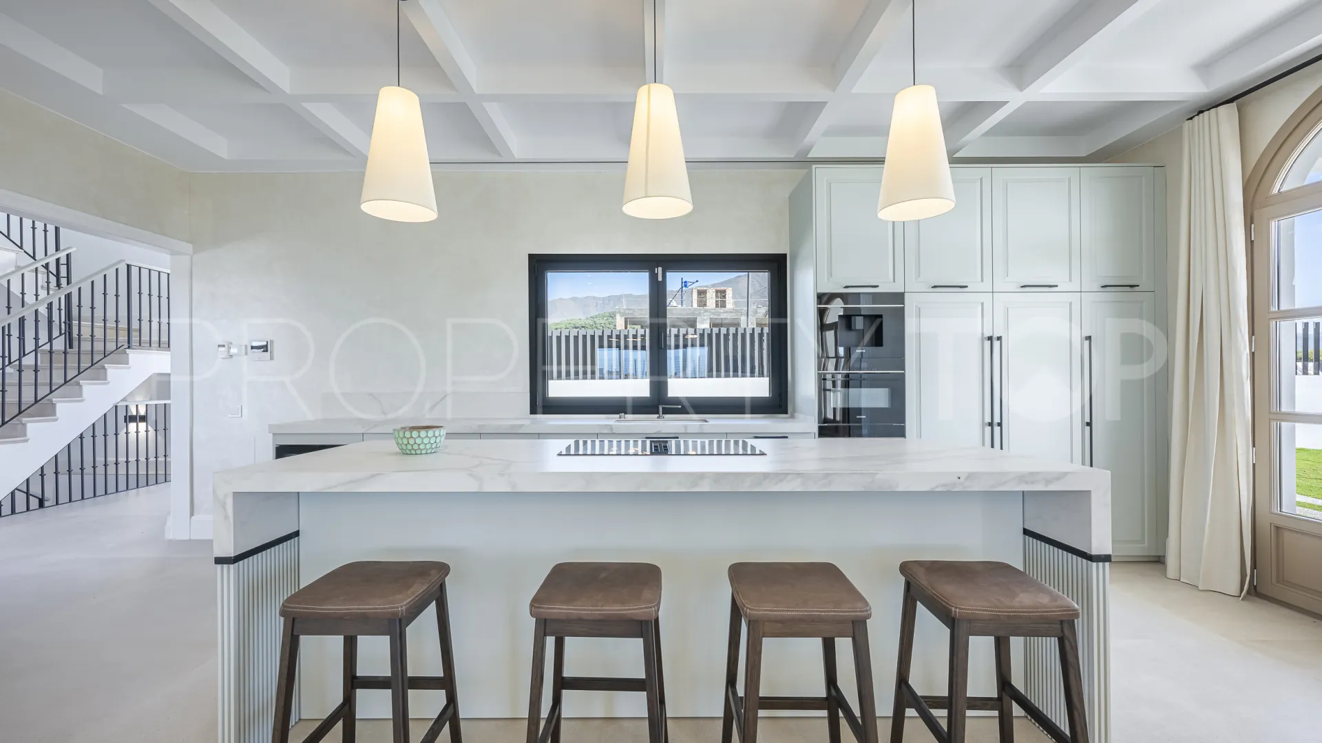 Buy 4 bedrooms villa in Estepona