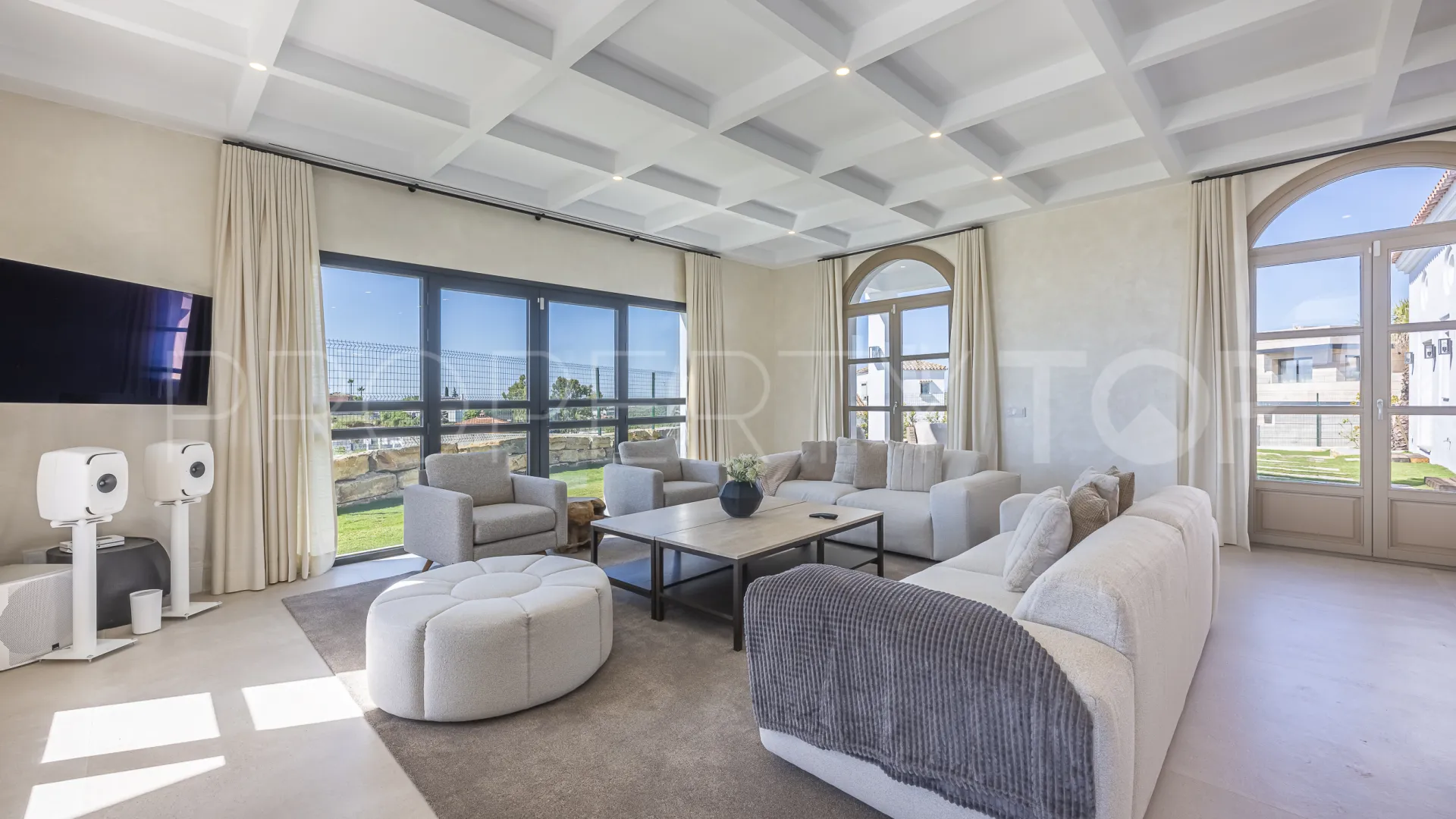 Buy 4 bedrooms villa in Estepona
