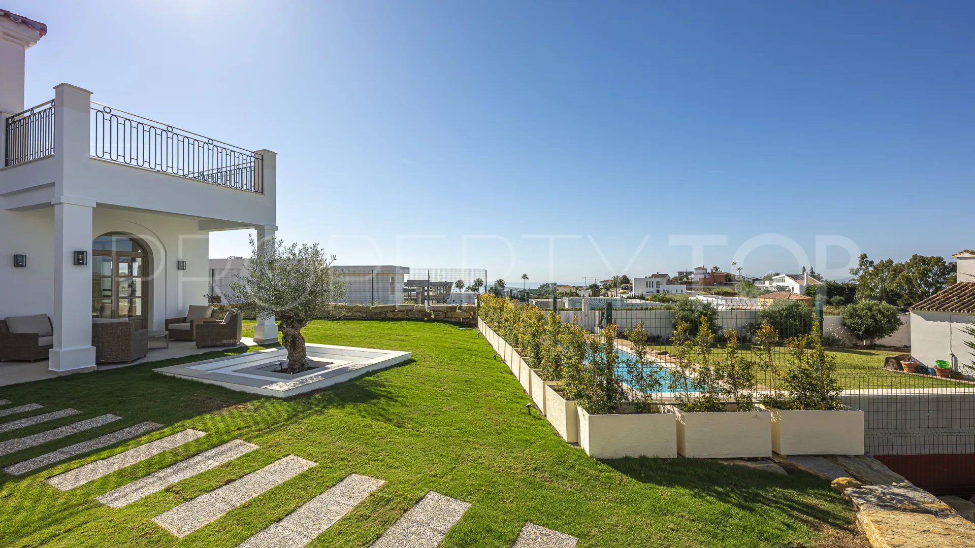 Buy 4 bedrooms villa in Estepona