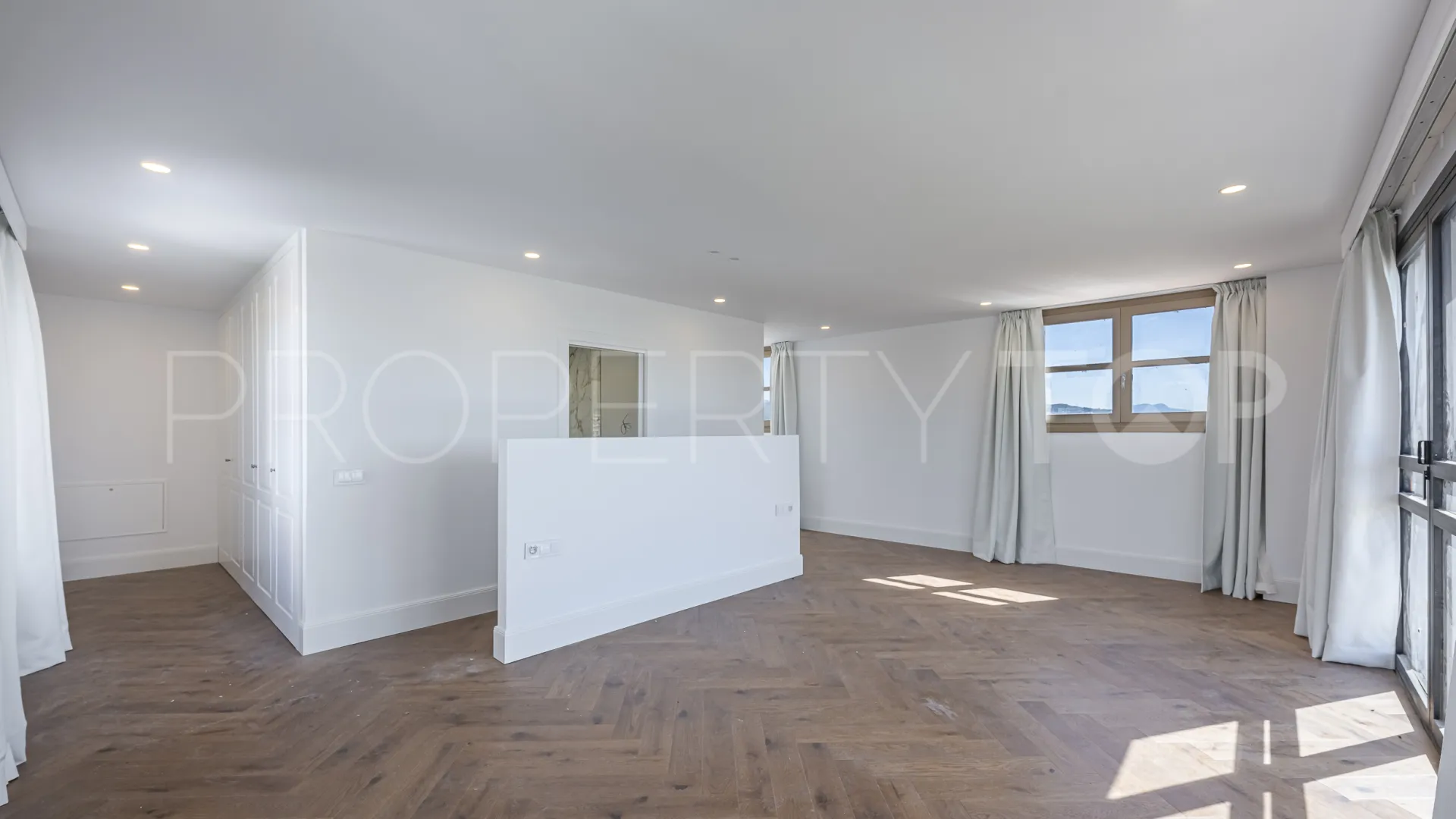 Buy 4 bedrooms villa in Estepona