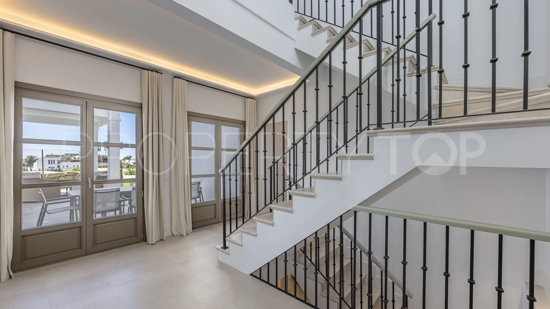 Buy 4 bedrooms villa in Estepona
