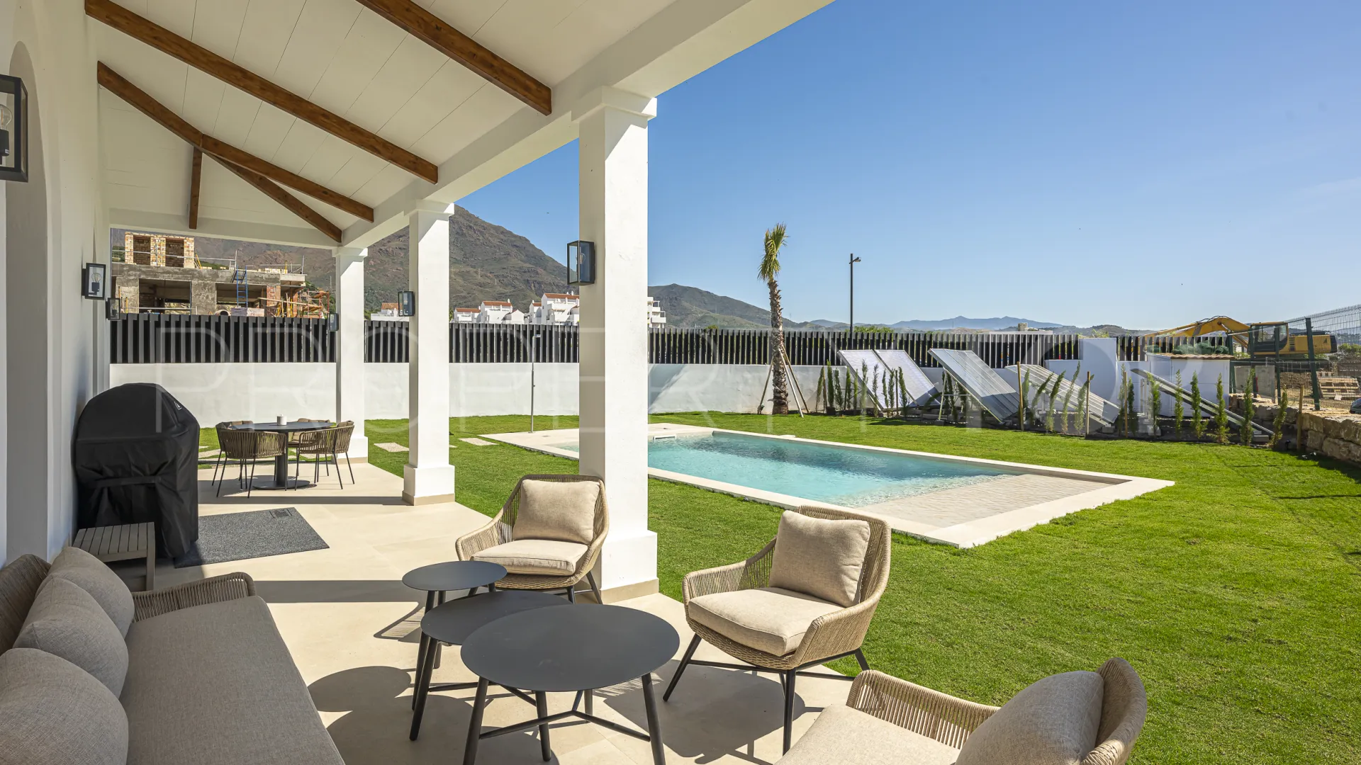 Buy 4 bedrooms villa in Estepona