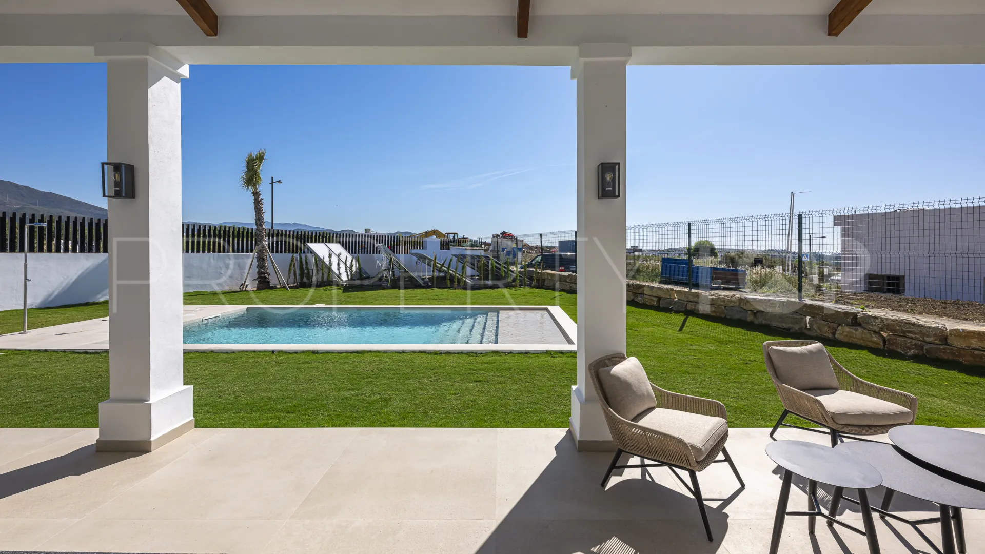 Buy 4 bedrooms villa in Estepona