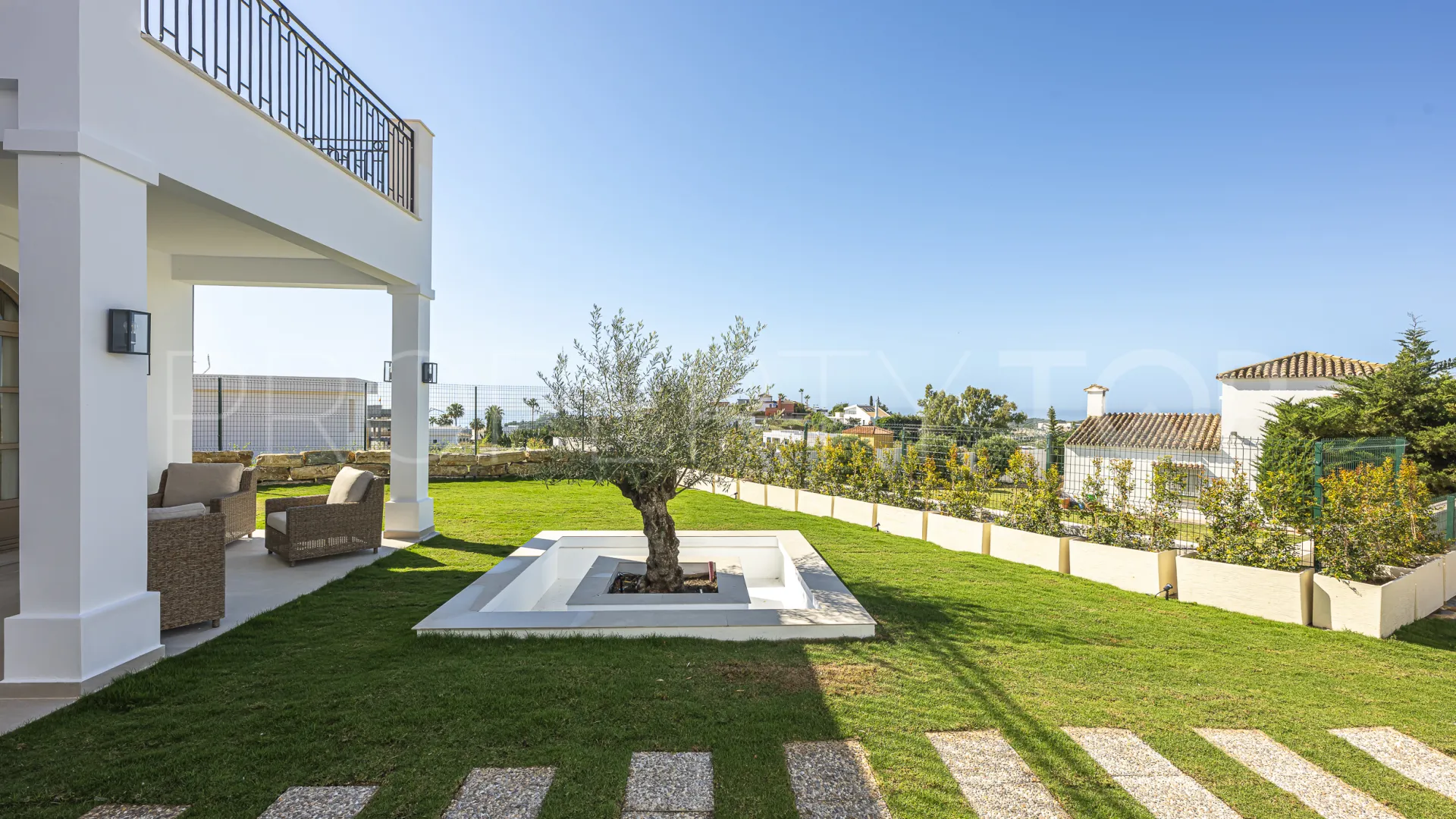 Buy 4 bedrooms villa in Estepona