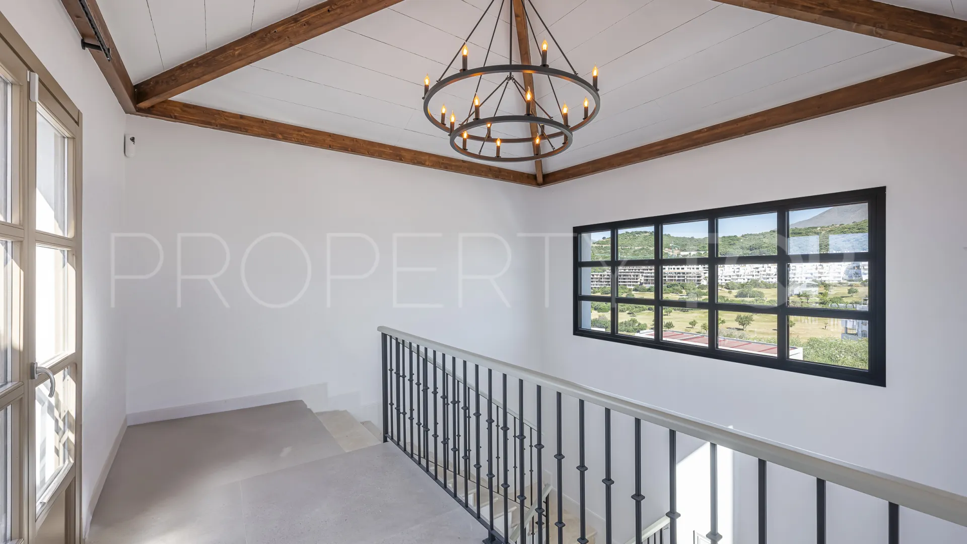 Buy 4 bedrooms villa in Estepona
