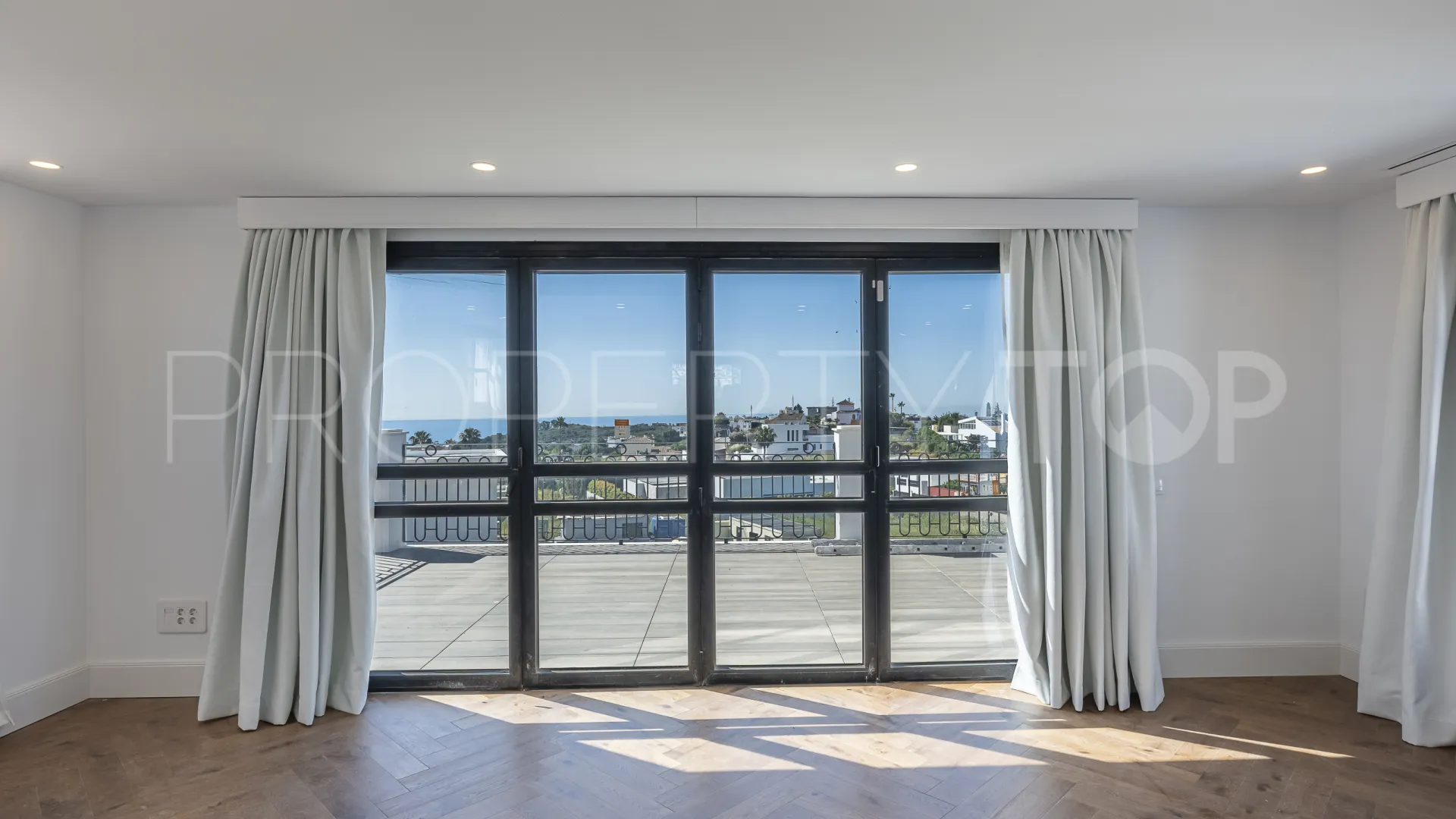 Buy 4 bedrooms villa in Estepona