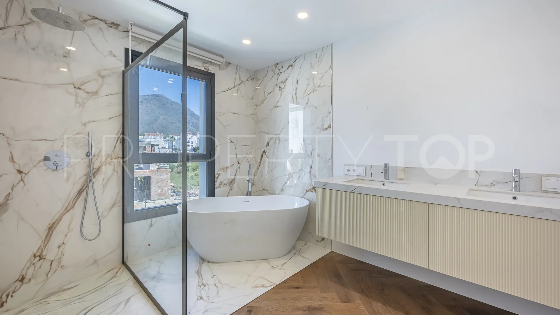 Buy 4 bedrooms villa in Estepona
