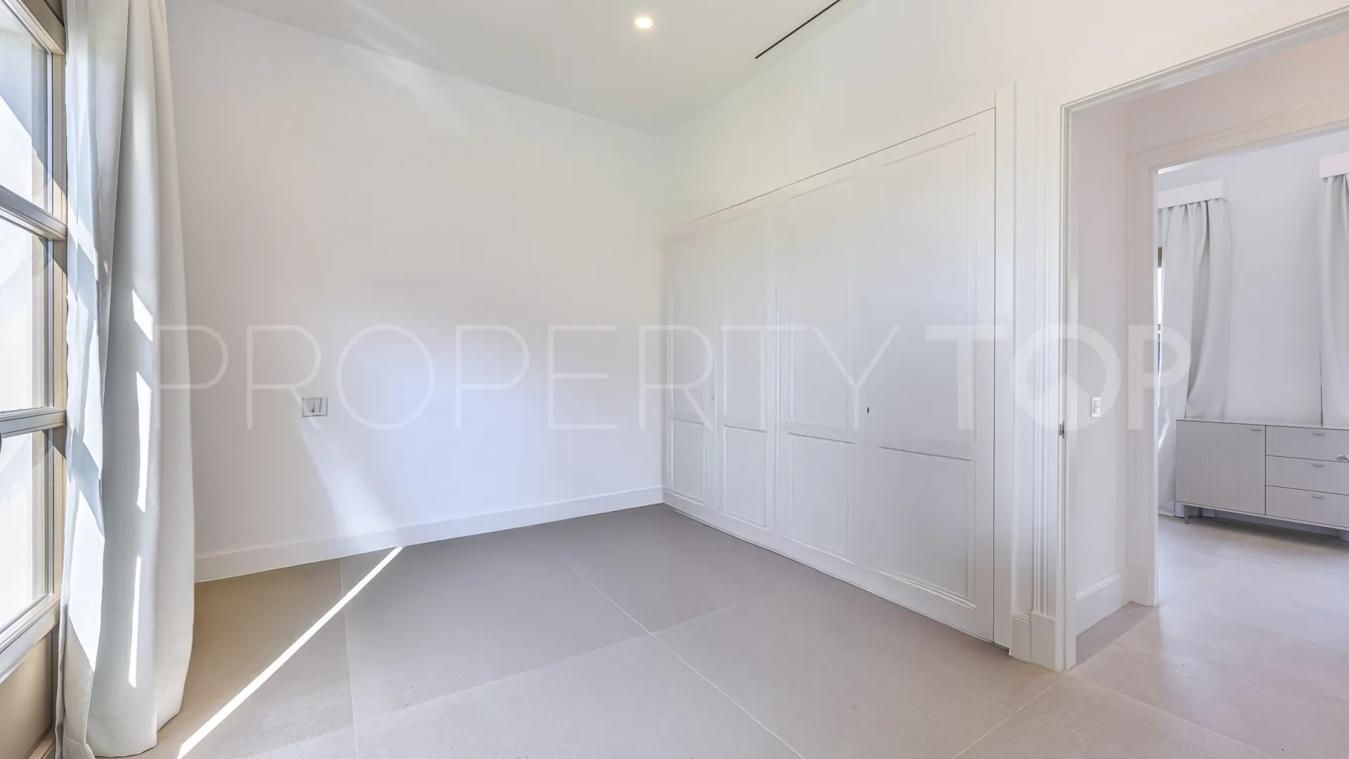 Buy 4 bedrooms villa in Estepona