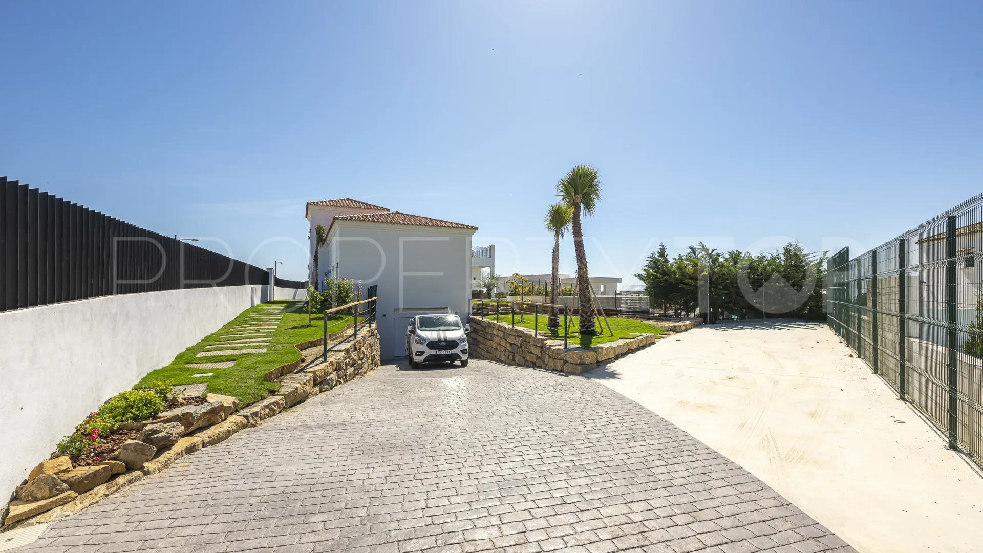 Buy 4 bedrooms villa in Estepona