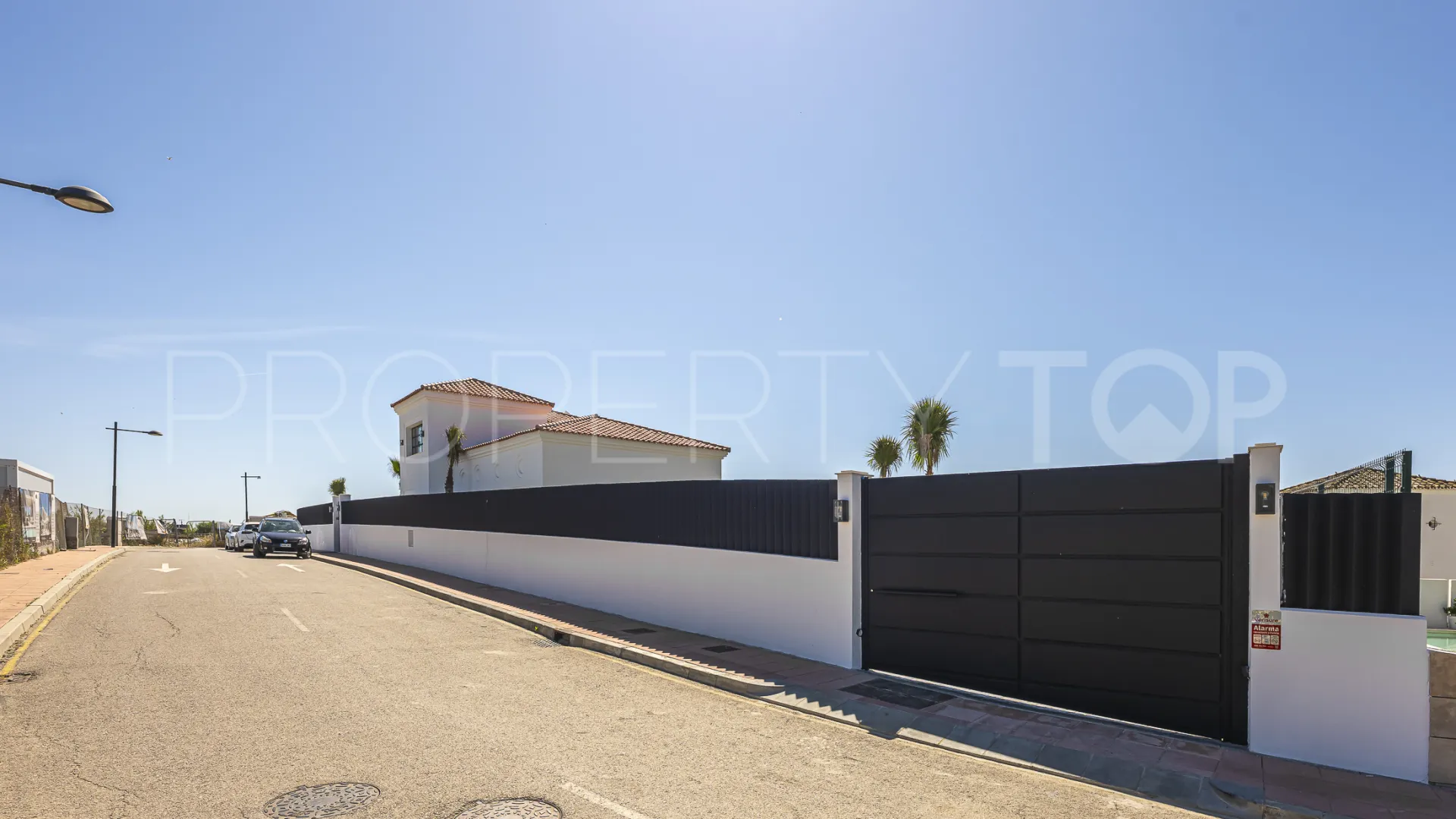 Buy 4 bedrooms villa in Estepona
