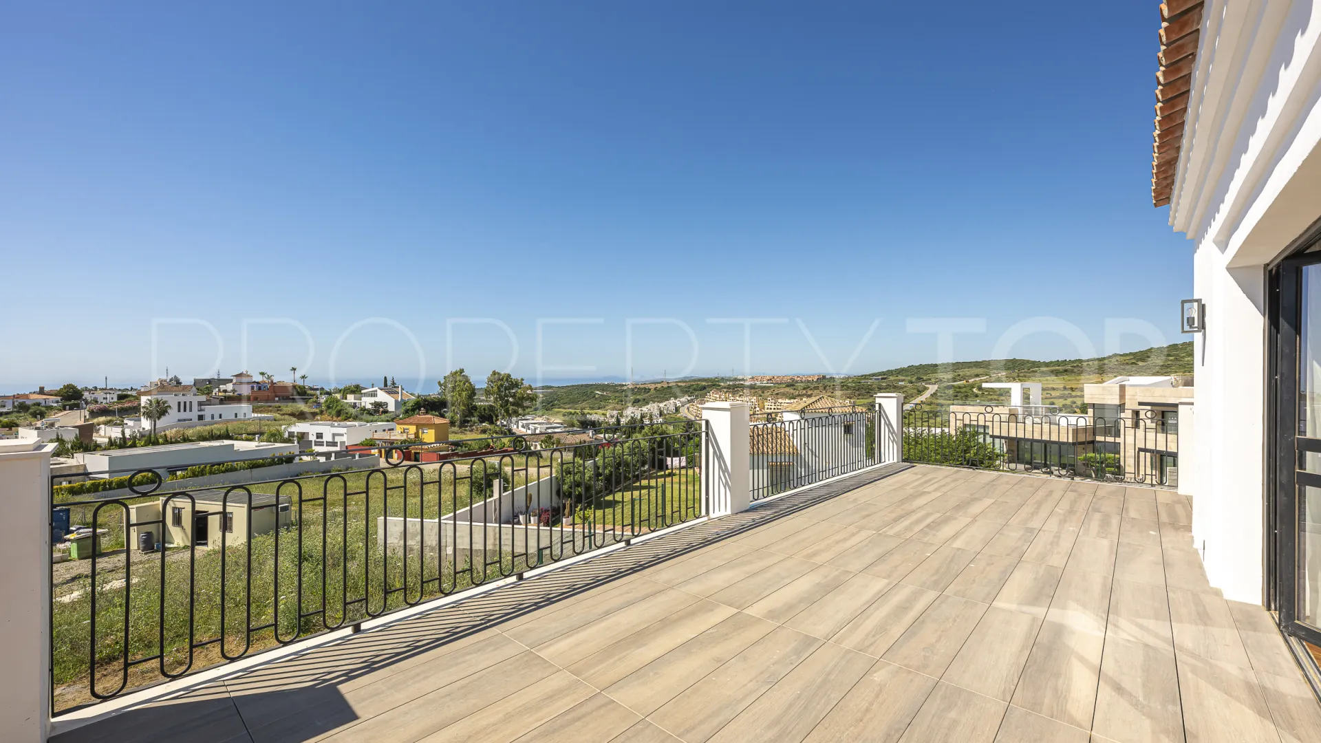 Buy 4 bedrooms villa in Estepona