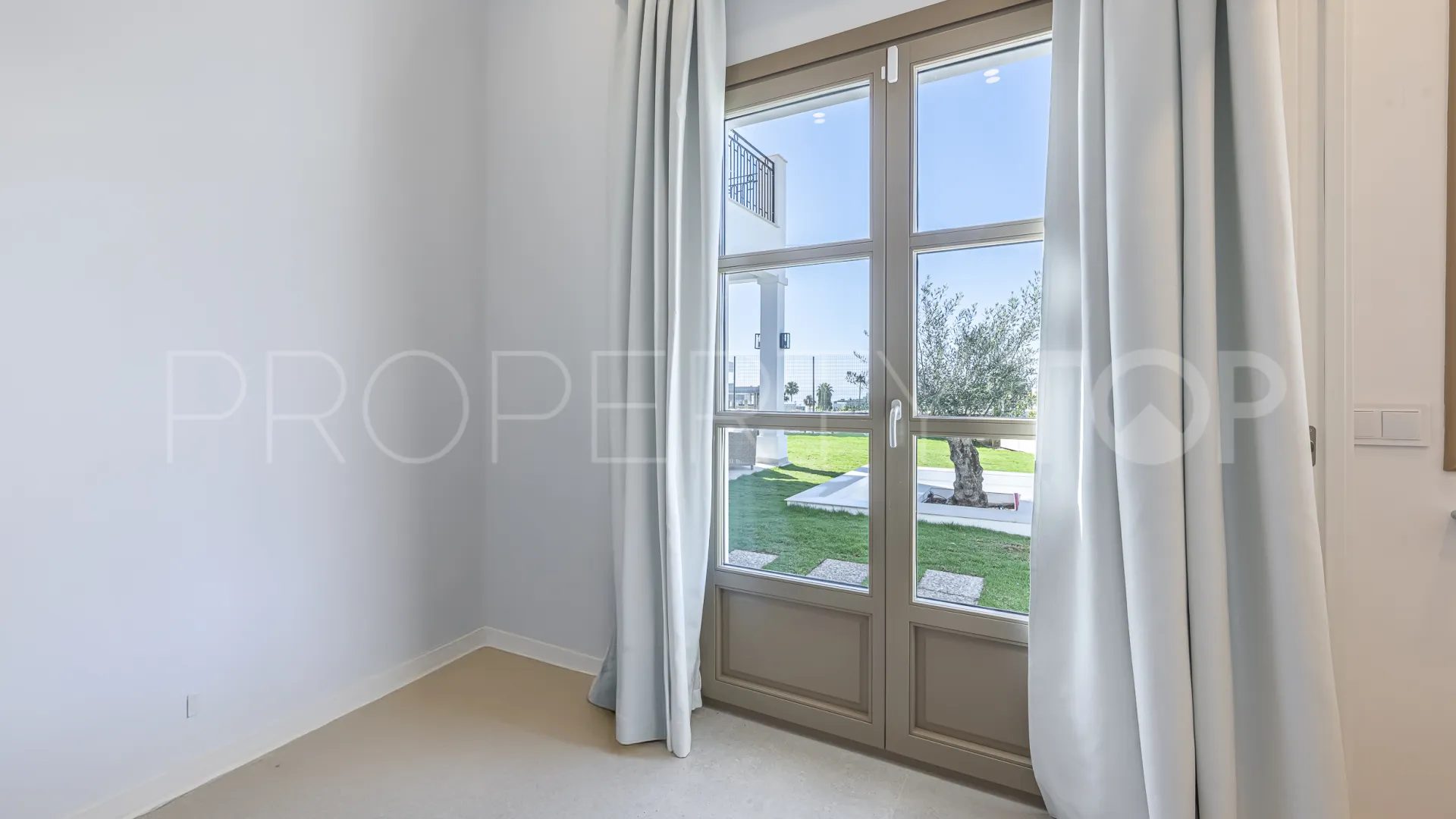 Buy 4 bedrooms villa in Estepona