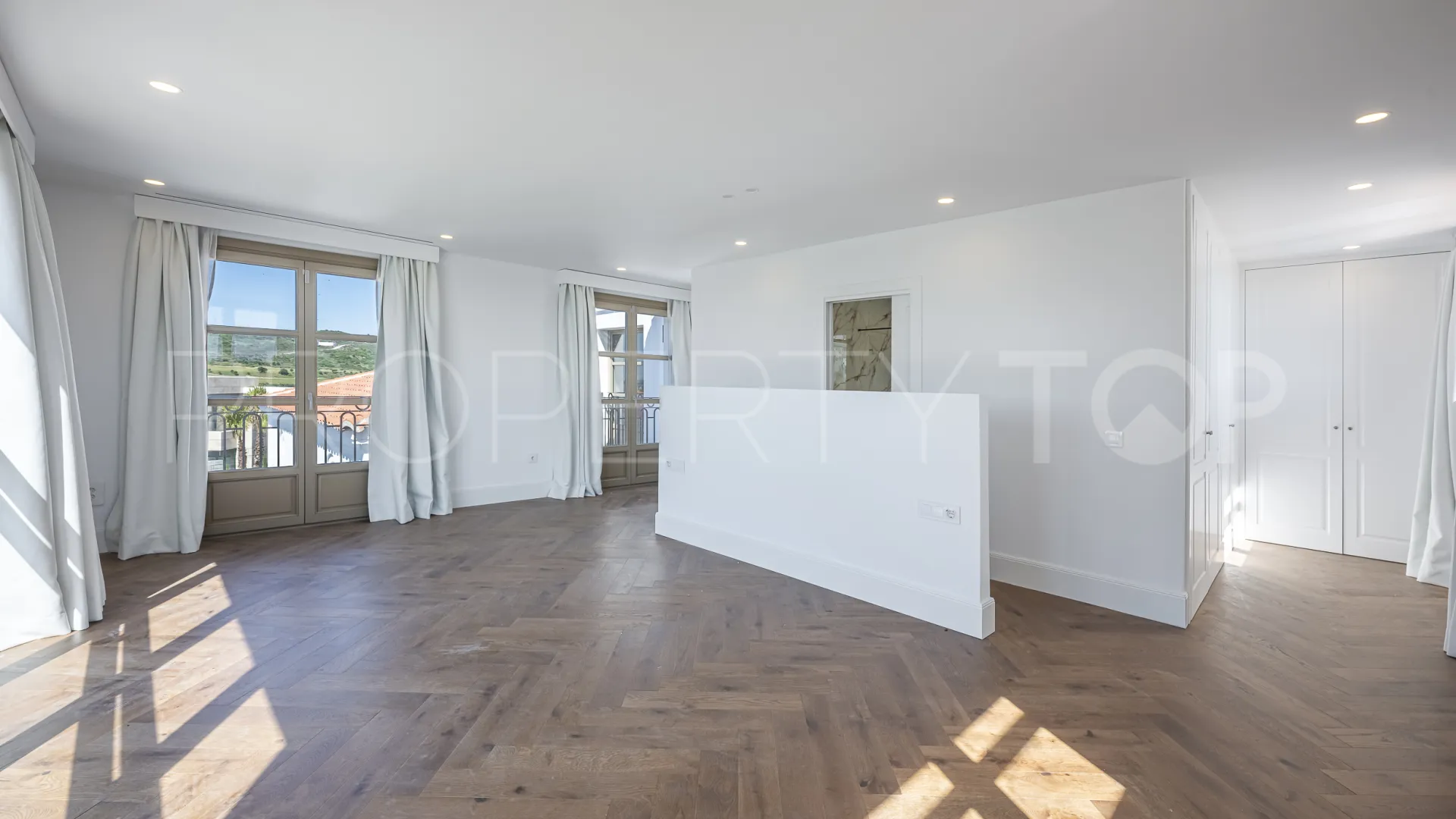 Buy 4 bedrooms villa in Estepona