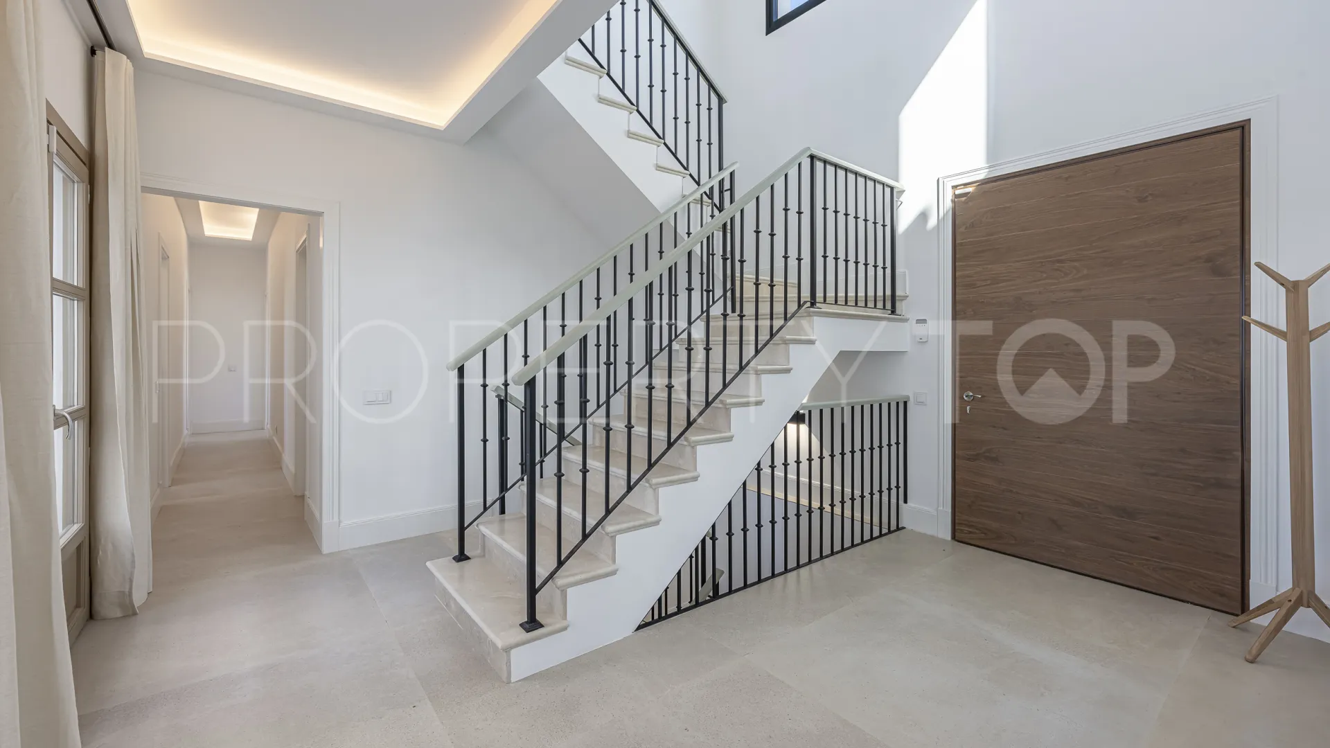 Buy 4 bedrooms villa in Estepona