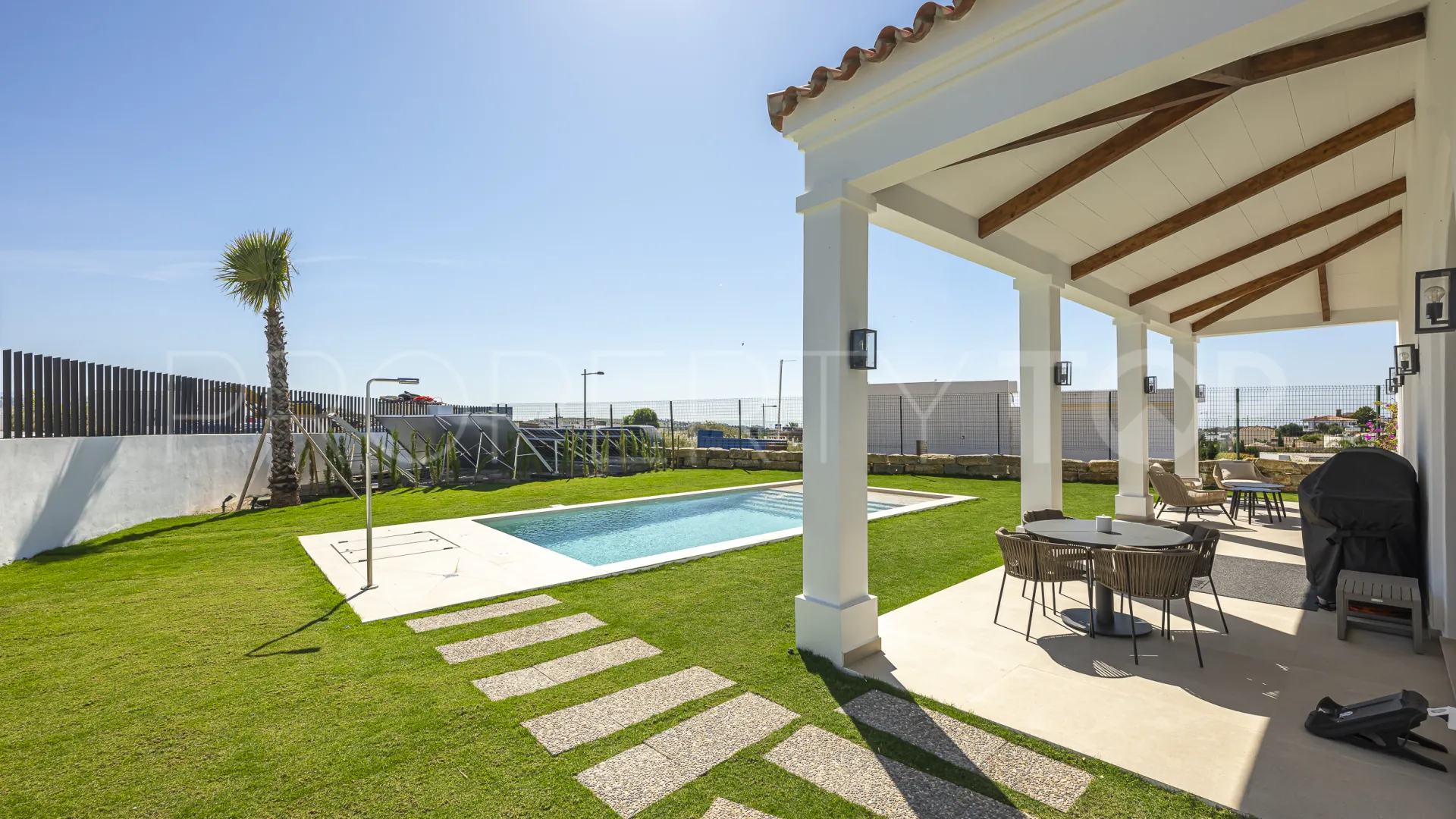 Buy 4 bedrooms villa in Estepona