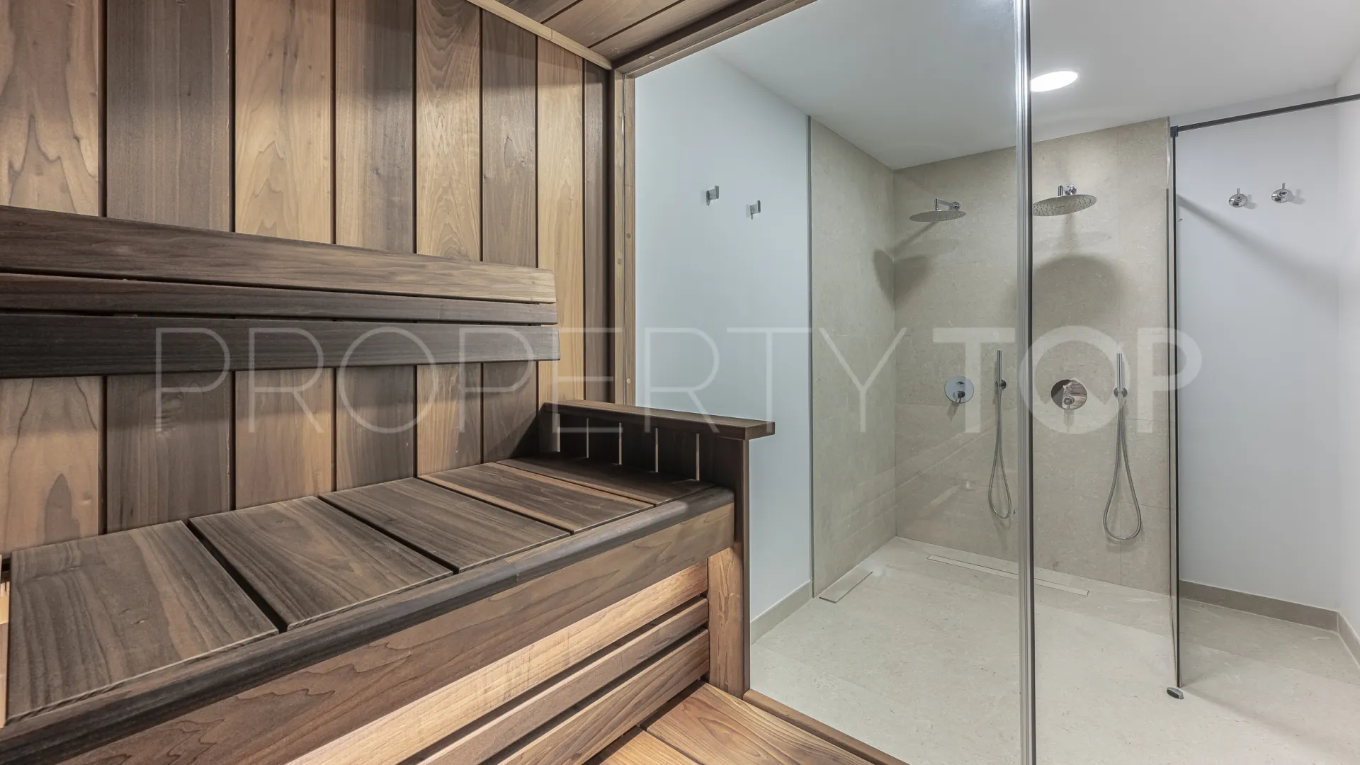 Buy 4 bedrooms villa in Estepona