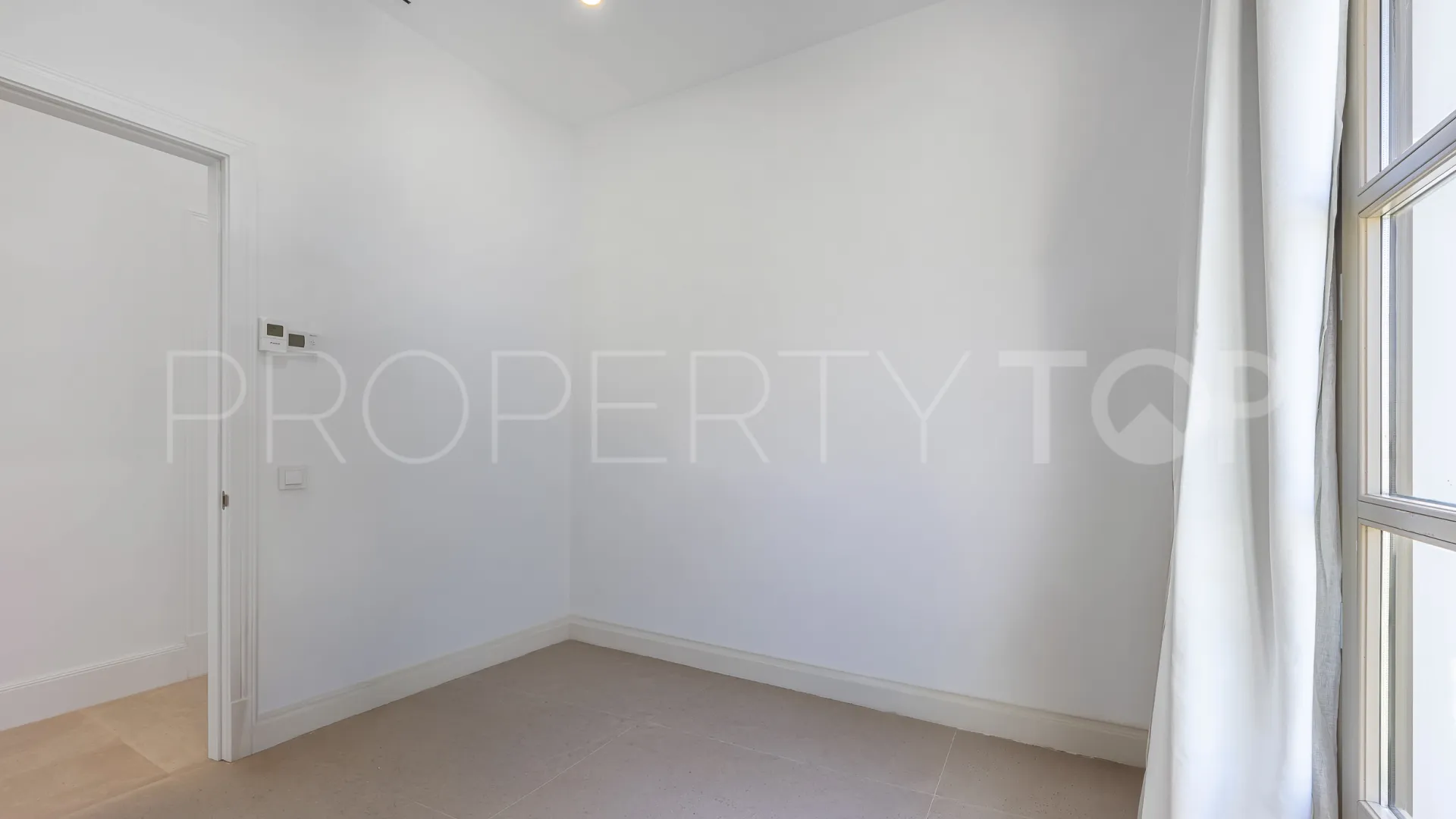 Buy 4 bedrooms villa in Estepona
