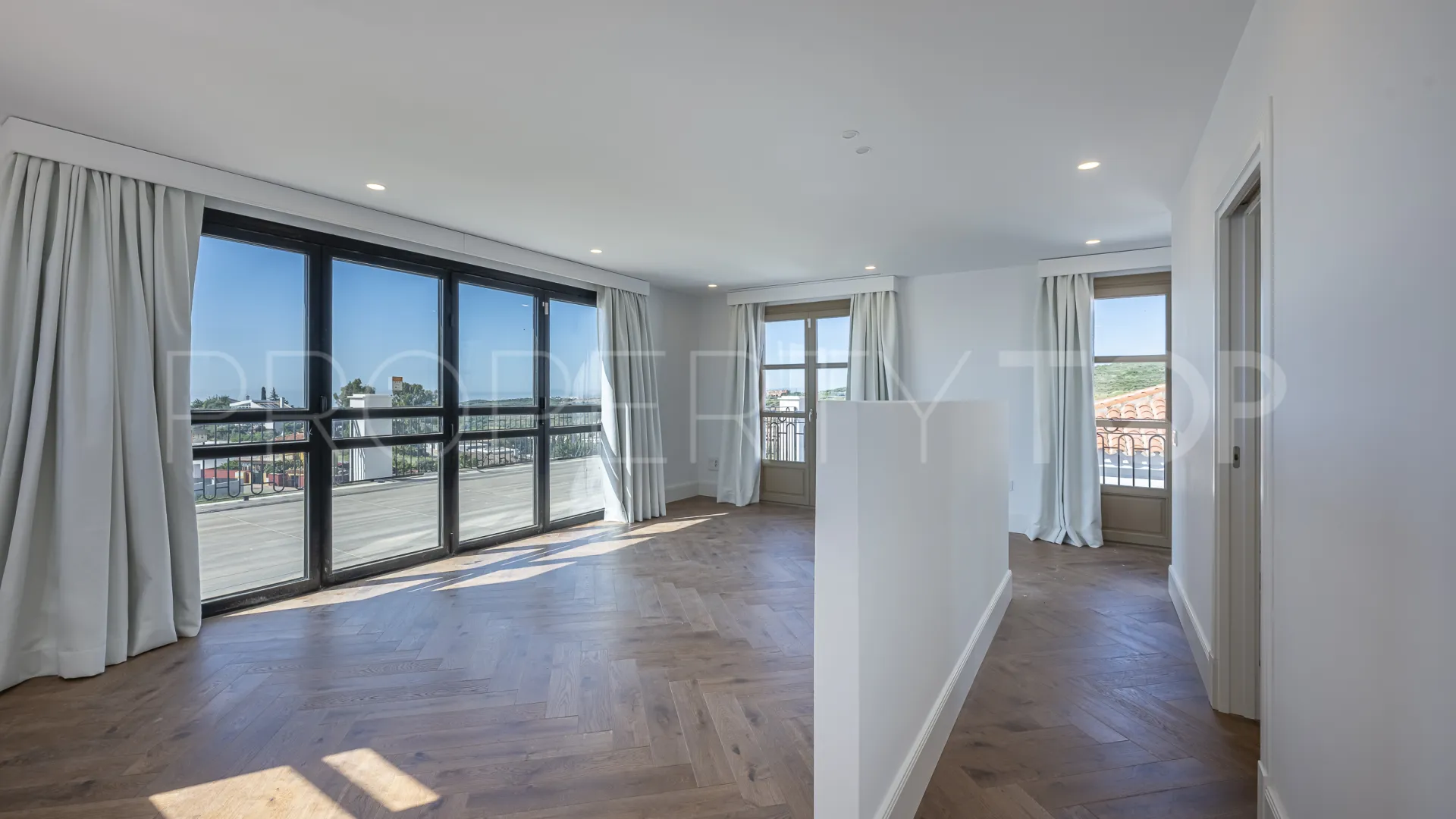 Buy 4 bedrooms villa in Estepona