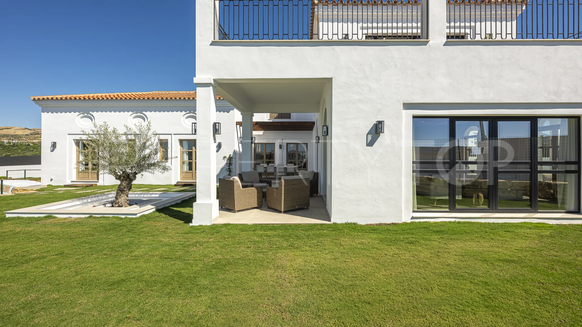 Buy 4 bedrooms villa in Estepona