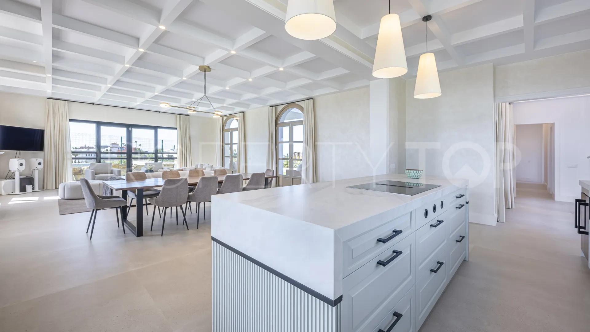 Buy 4 bedrooms villa in Estepona