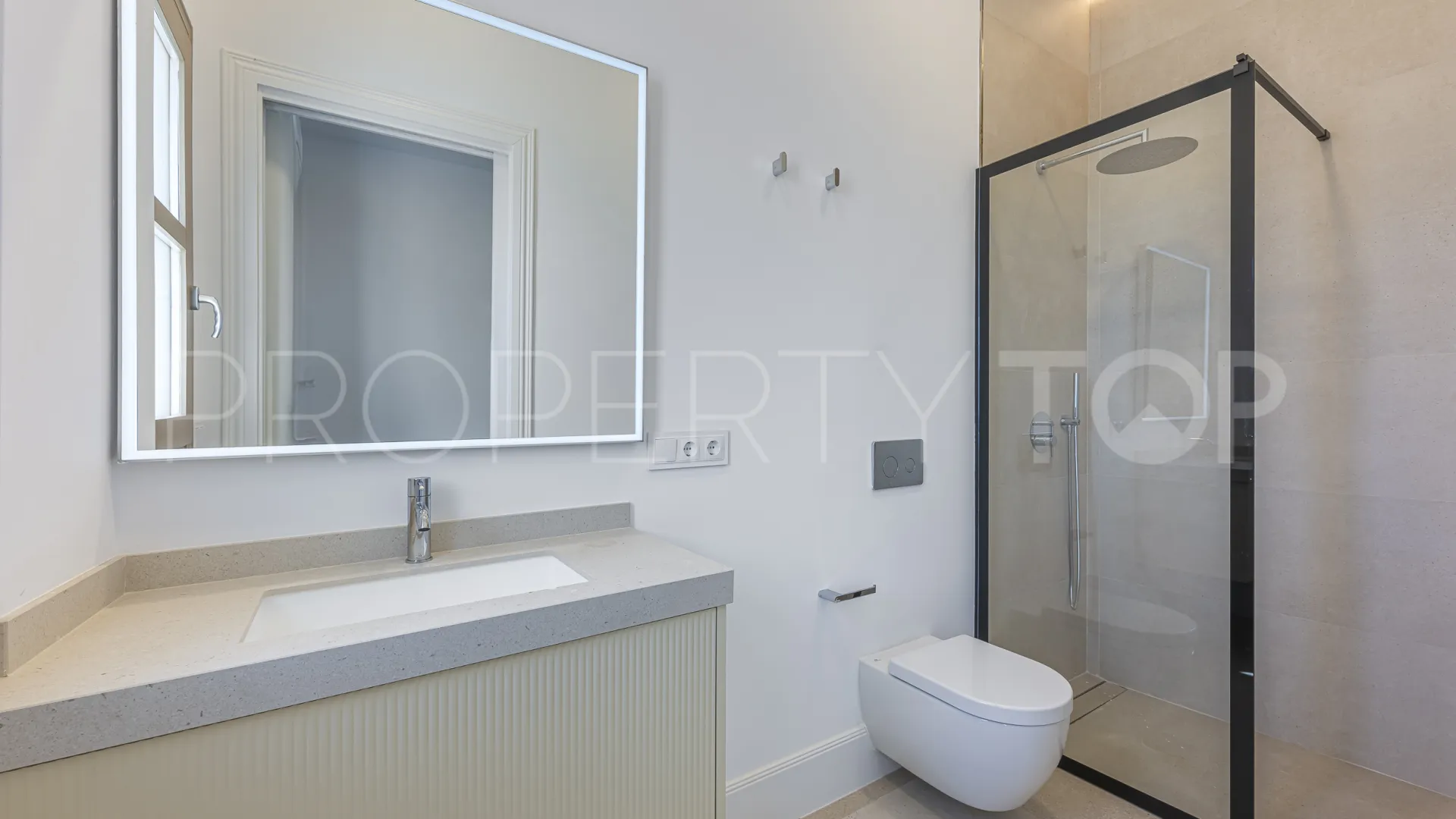 Buy 4 bedrooms villa in Estepona