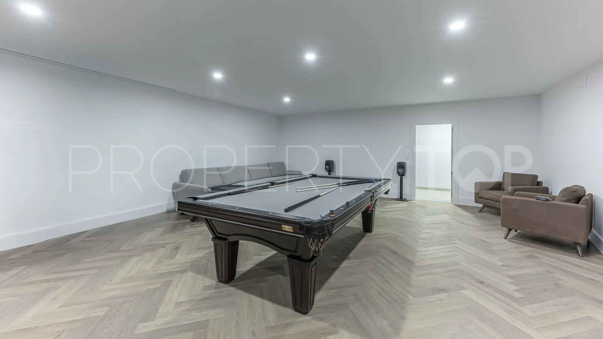 Buy 4 bedrooms villa in Estepona