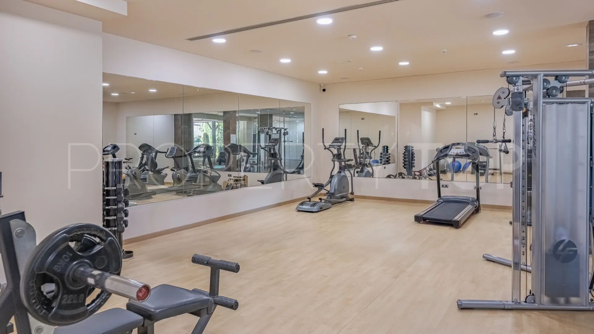 Comprar apartamento planta baja de 5 dormitorios en Benahavis