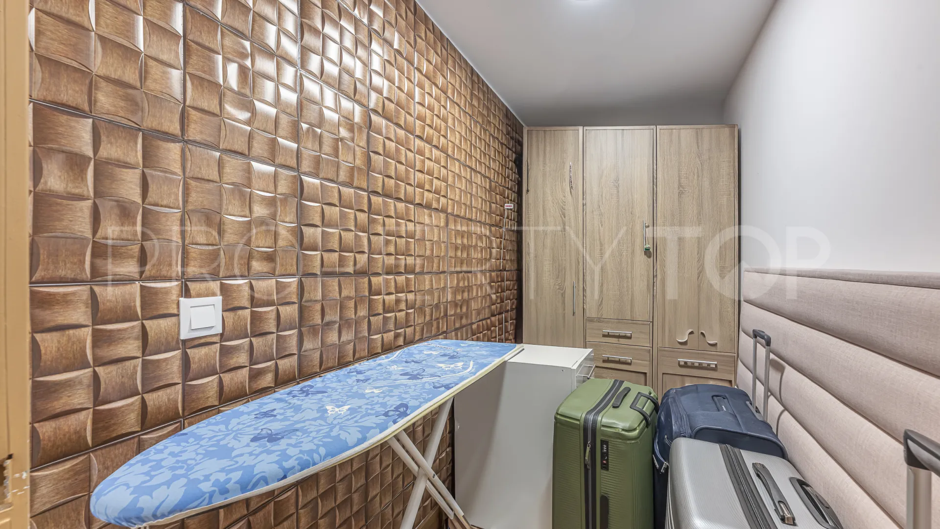 Comprar apartamento planta baja de 5 dormitorios en Benahavis
