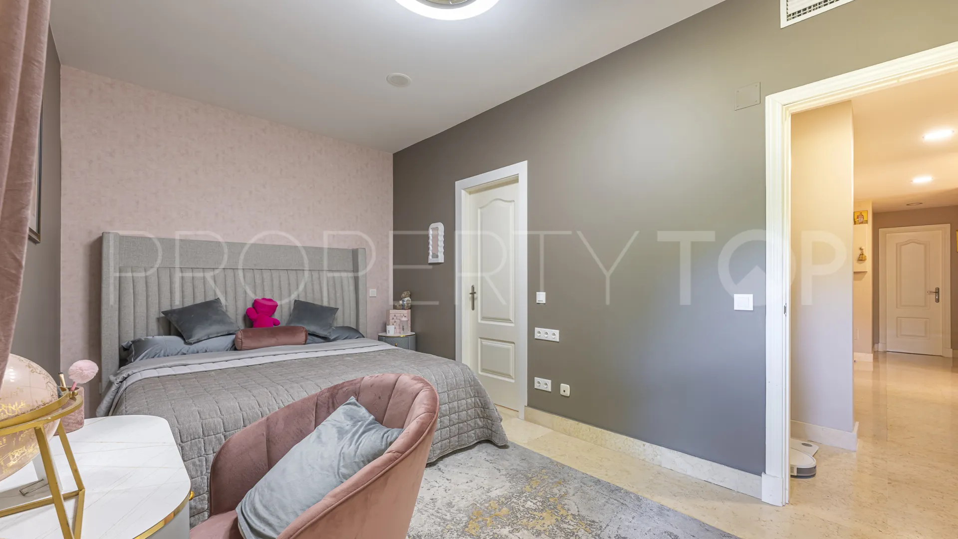 Comprar apartamento planta baja de 5 dormitorios en Benahavis