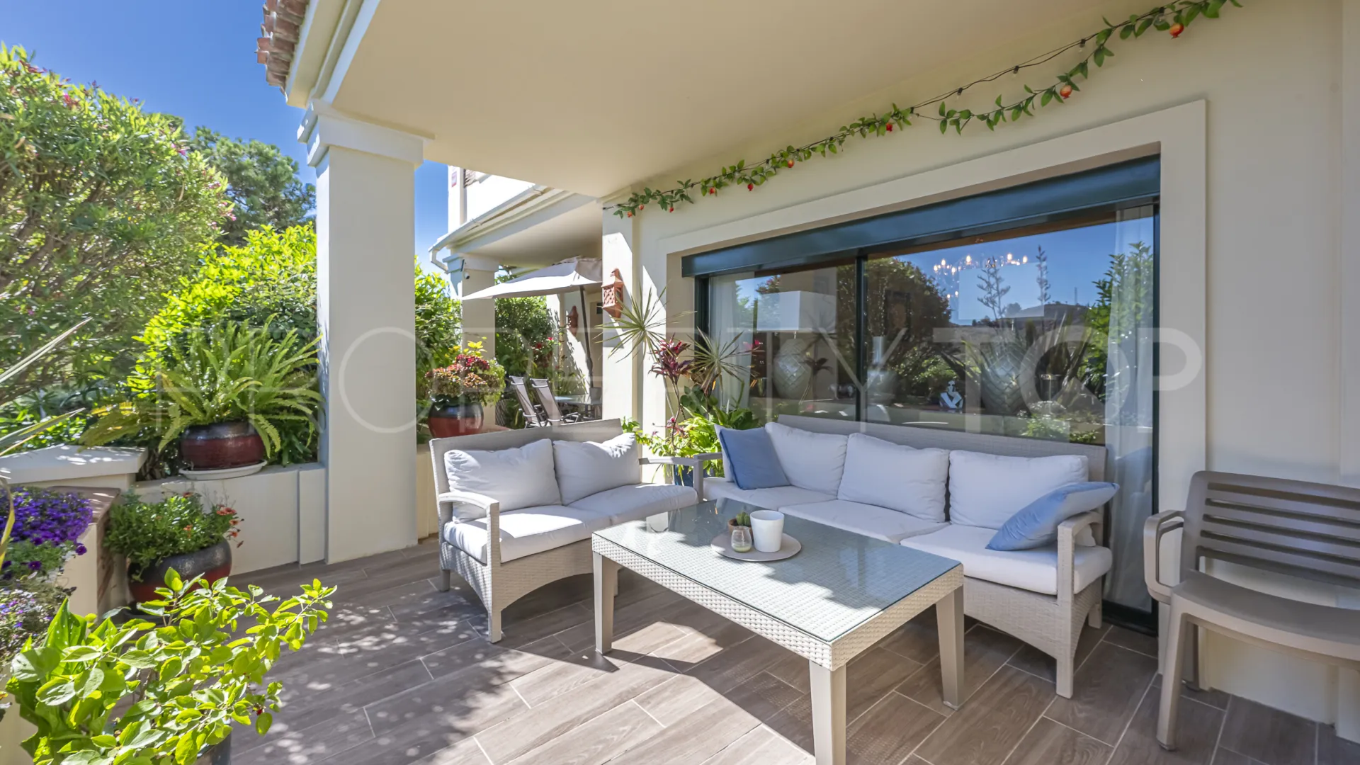 Comprar apartamento planta baja de 5 dormitorios en Benahavis