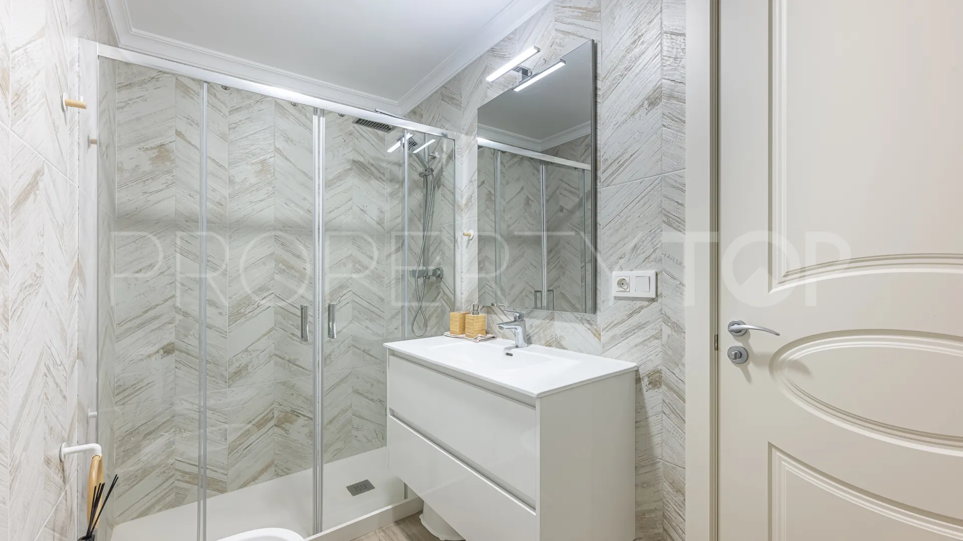 Comprar apartamento planta baja de 5 dormitorios en Benahavis