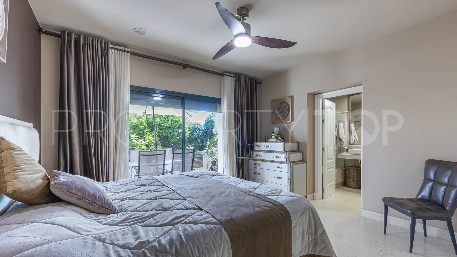 Comprar apartamento planta baja de 5 dormitorios en Benahavis