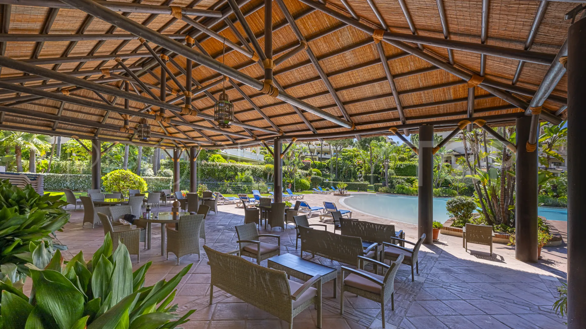 Comprar apartamento planta baja de 5 dormitorios en Benahavis