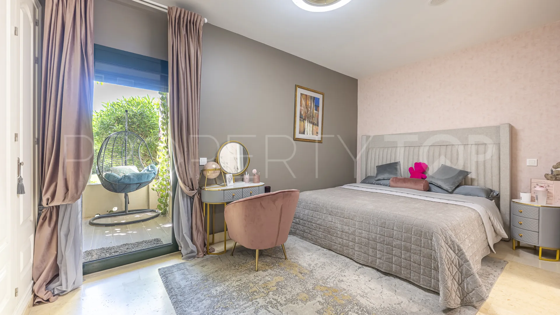 Comprar apartamento planta baja de 5 dormitorios en Benahavis