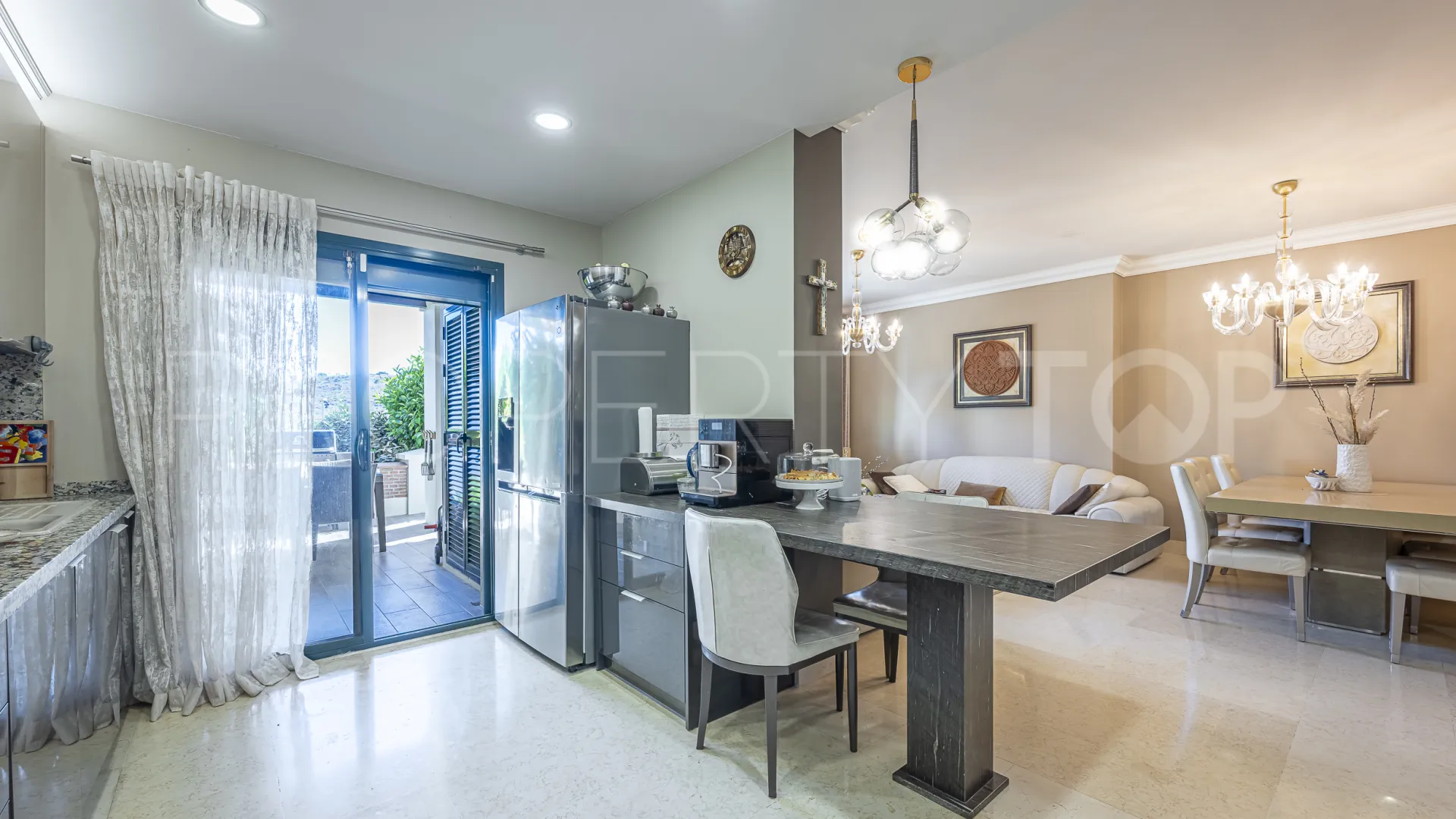 Comprar apartamento planta baja de 5 dormitorios en Benahavis