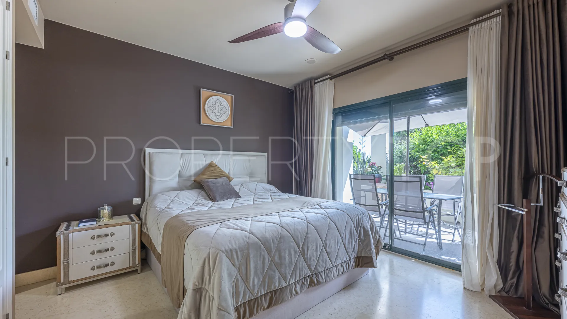 Comprar apartamento planta baja de 5 dormitorios en Benahavis