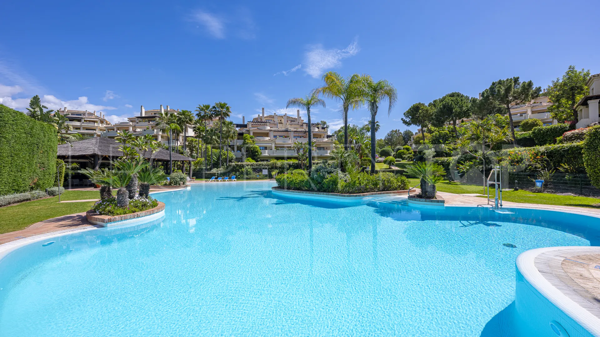 Comprar apartamento planta baja de 5 dormitorios en Benahavis