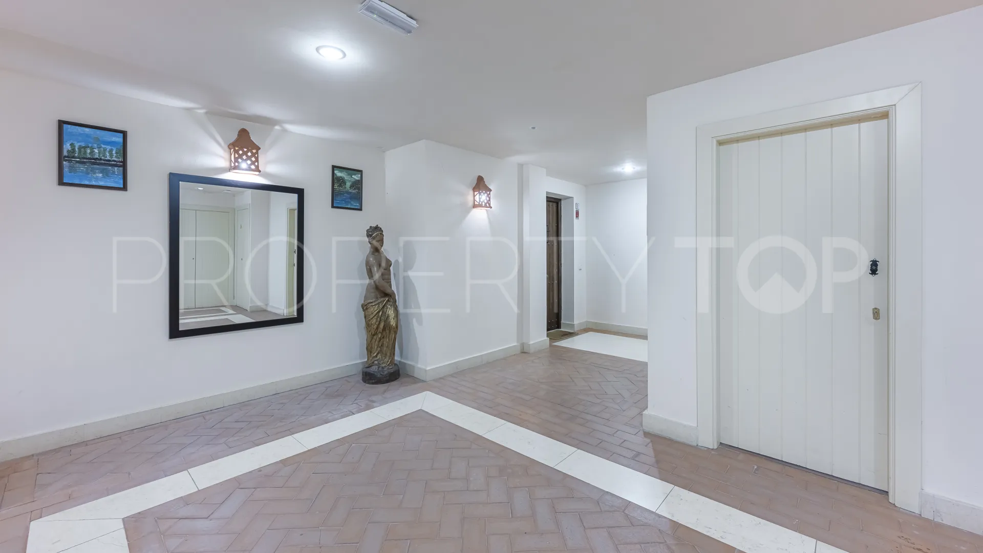 Comprar apartamento planta baja de 5 dormitorios en Benahavis
