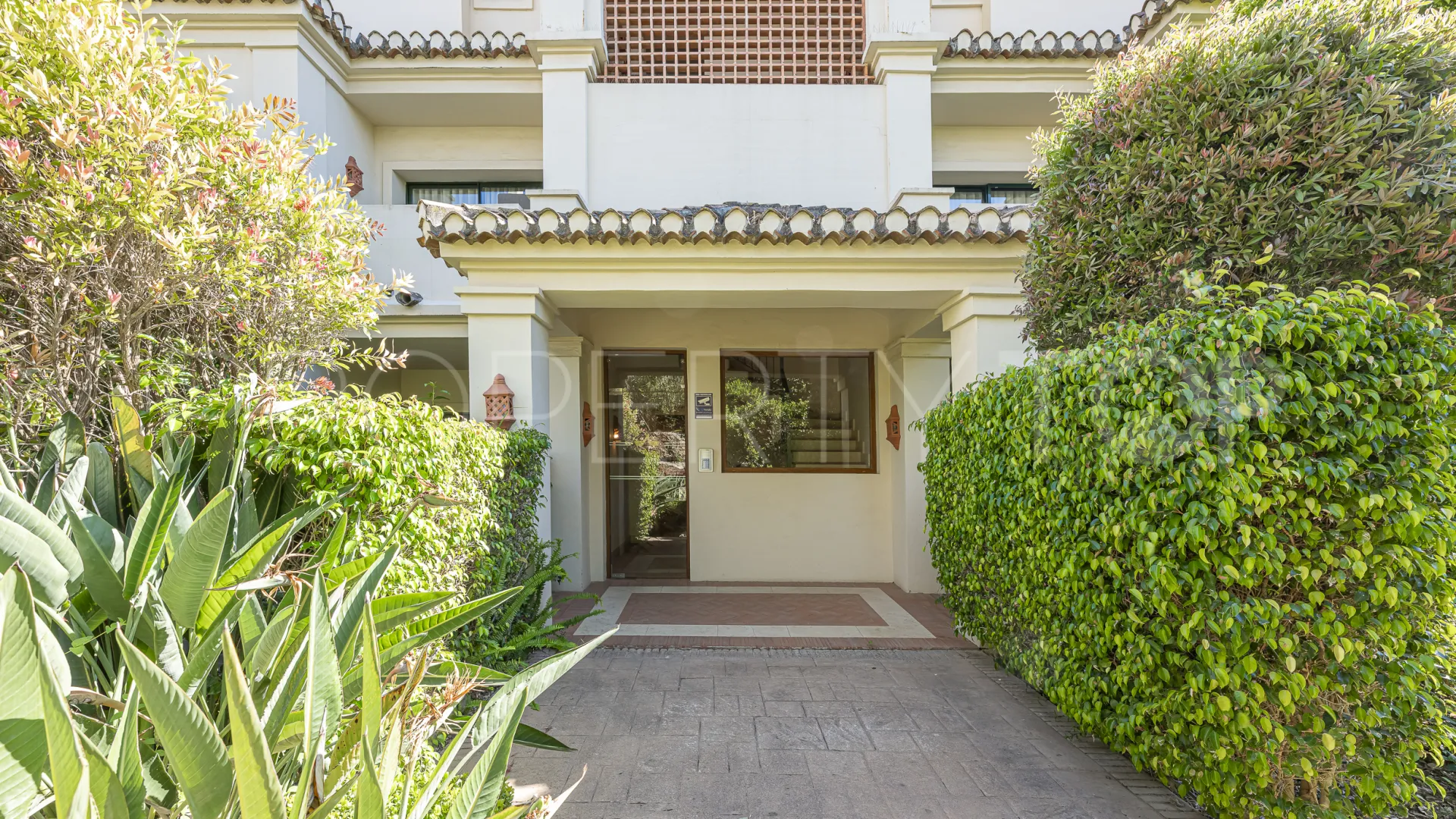 Comprar apartamento planta baja de 5 dormitorios en Benahavis
