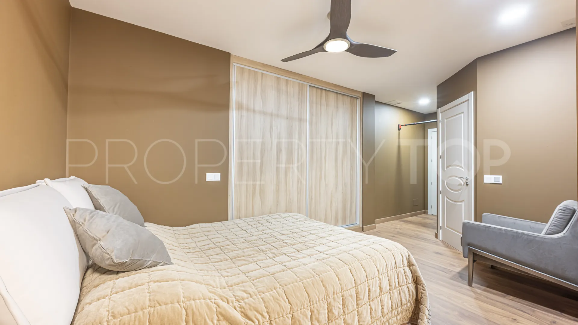 Comprar apartamento planta baja de 5 dormitorios en Benahavis
