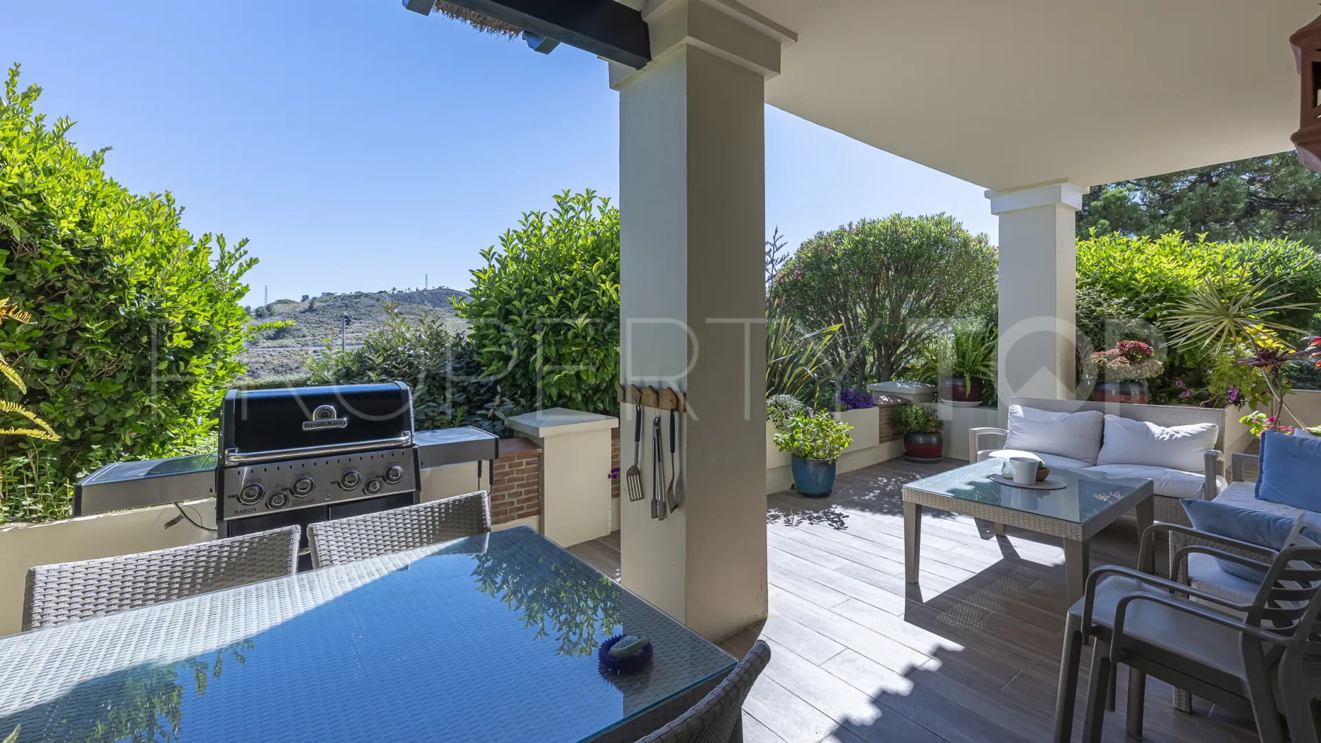 Comprar apartamento planta baja de 5 dormitorios en Benahavis