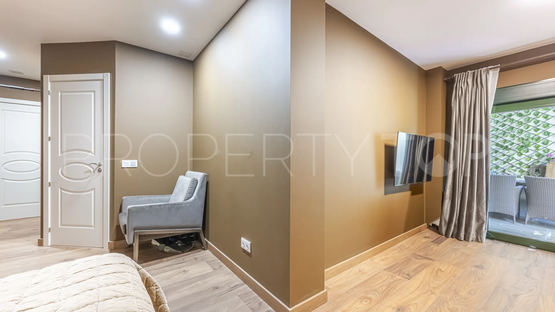 Comprar apartamento planta baja de 5 dormitorios en Benahavis