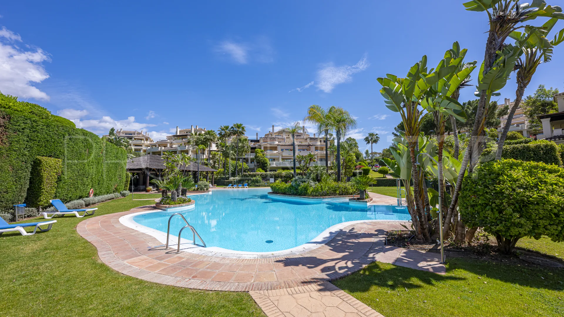 Comprar apartamento planta baja de 5 dormitorios en Benahavis