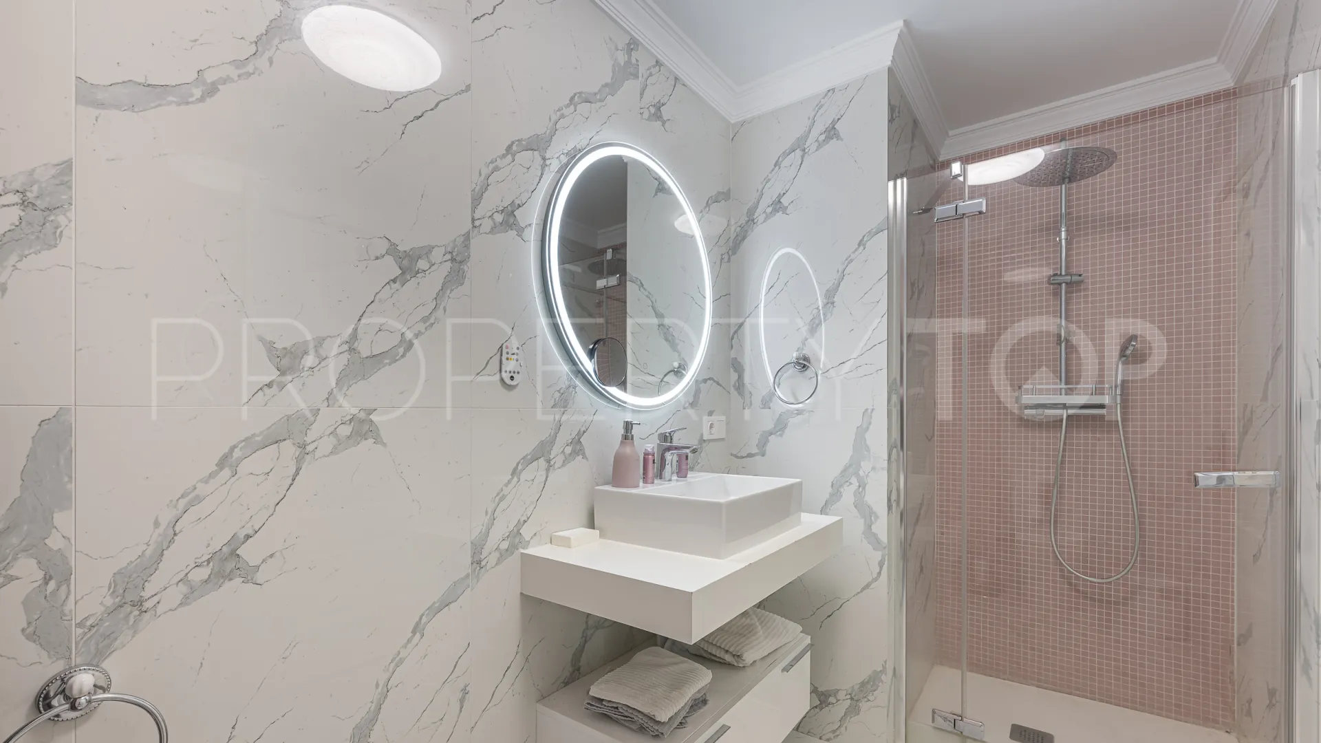 Comprar apartamento planta baja de 5 dormitorios en Benahavis