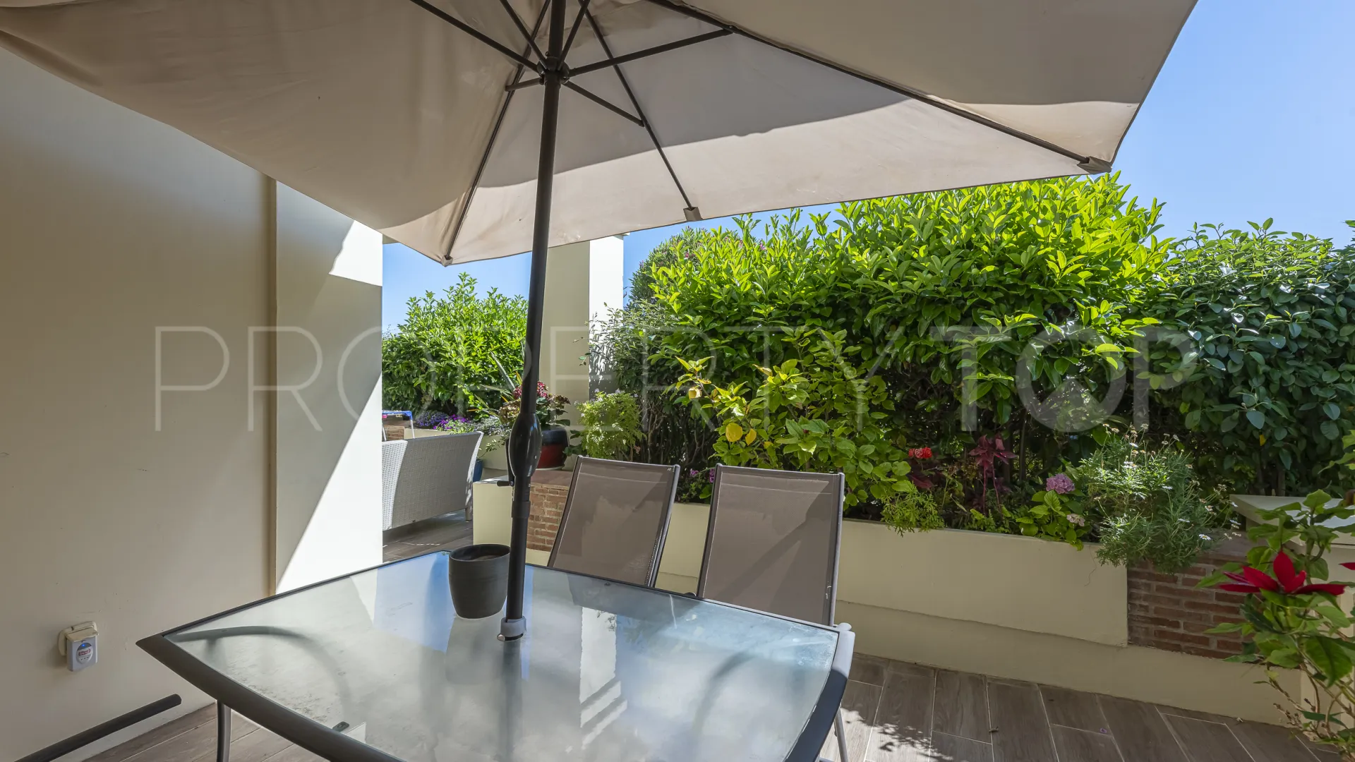 Comprar apartamento planta baja de 5 dormitorios en Benahavis